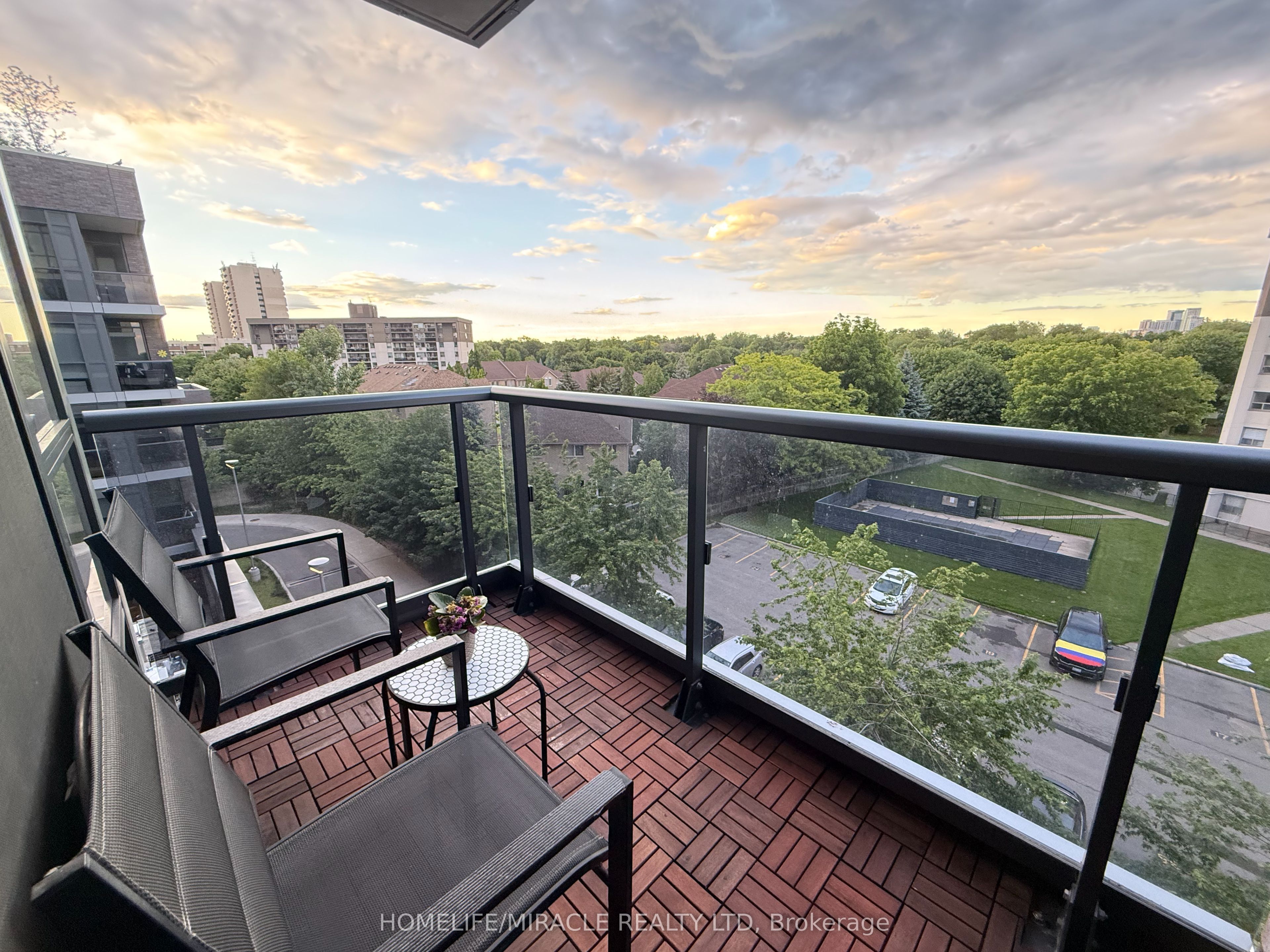 26 Gibbs Road 543, Toronto, ON M9B 0E3 photo 3