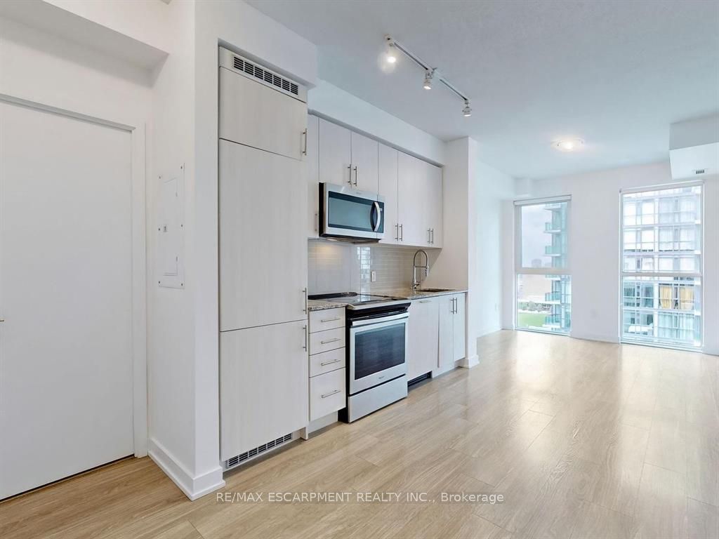 4085 Parkside Village Drive 1006, Mississauga, ON L5B 0K9 photo 3