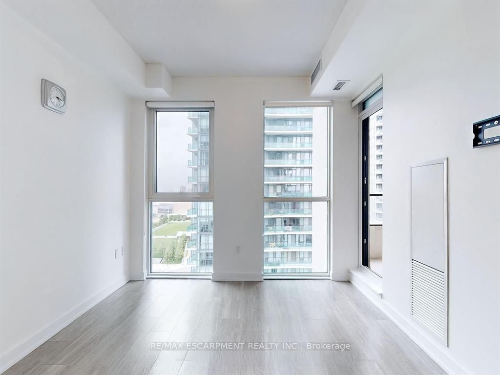 4085 Parkside Village Drive 1006, Mississauga, ON L5B 0K9 photo 4