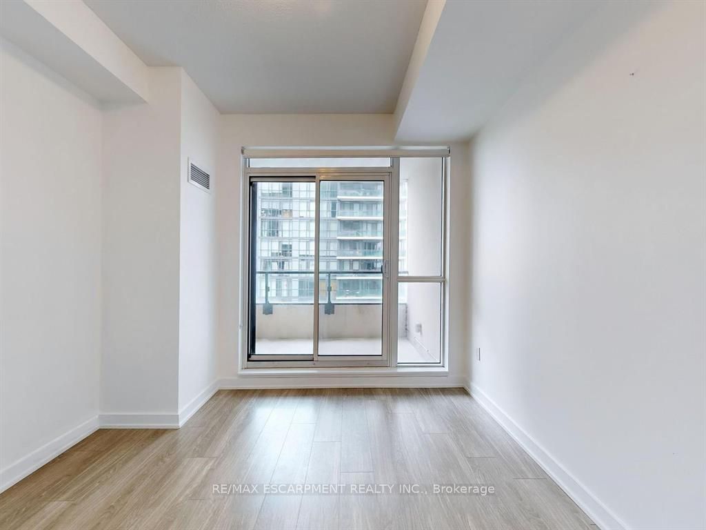 4085 Parkside Village Drive 1006, Mississauga, ON L5B 0K9 photo 5