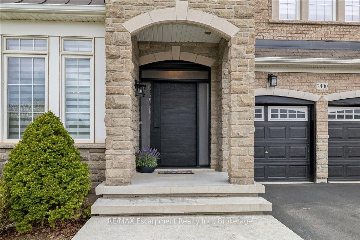 2400 Spring Meadow Way, Oakville, ON L6M 0R6 photo 2