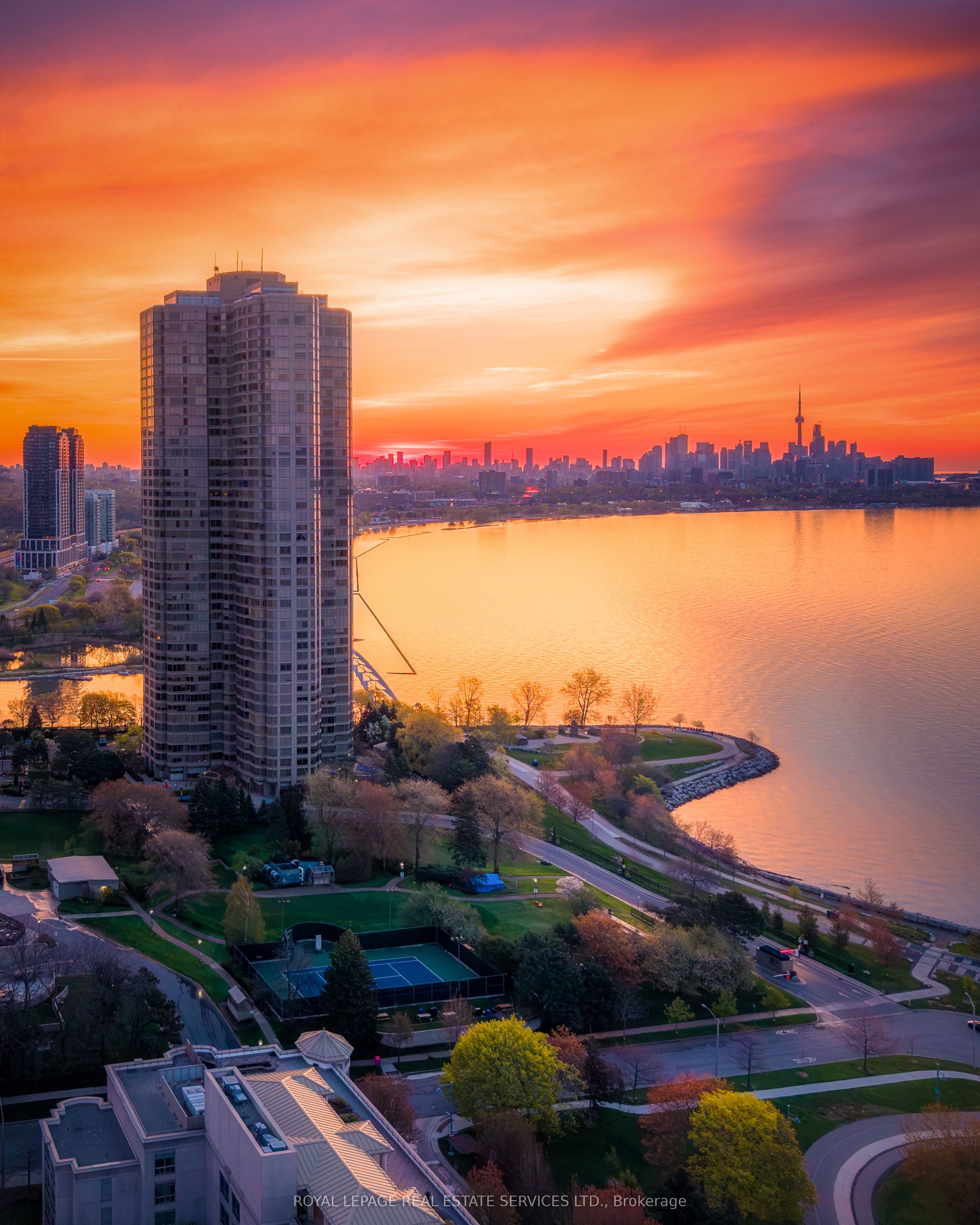 1 Palace Pier Court 2812, Toronto, ON M8V 3W9