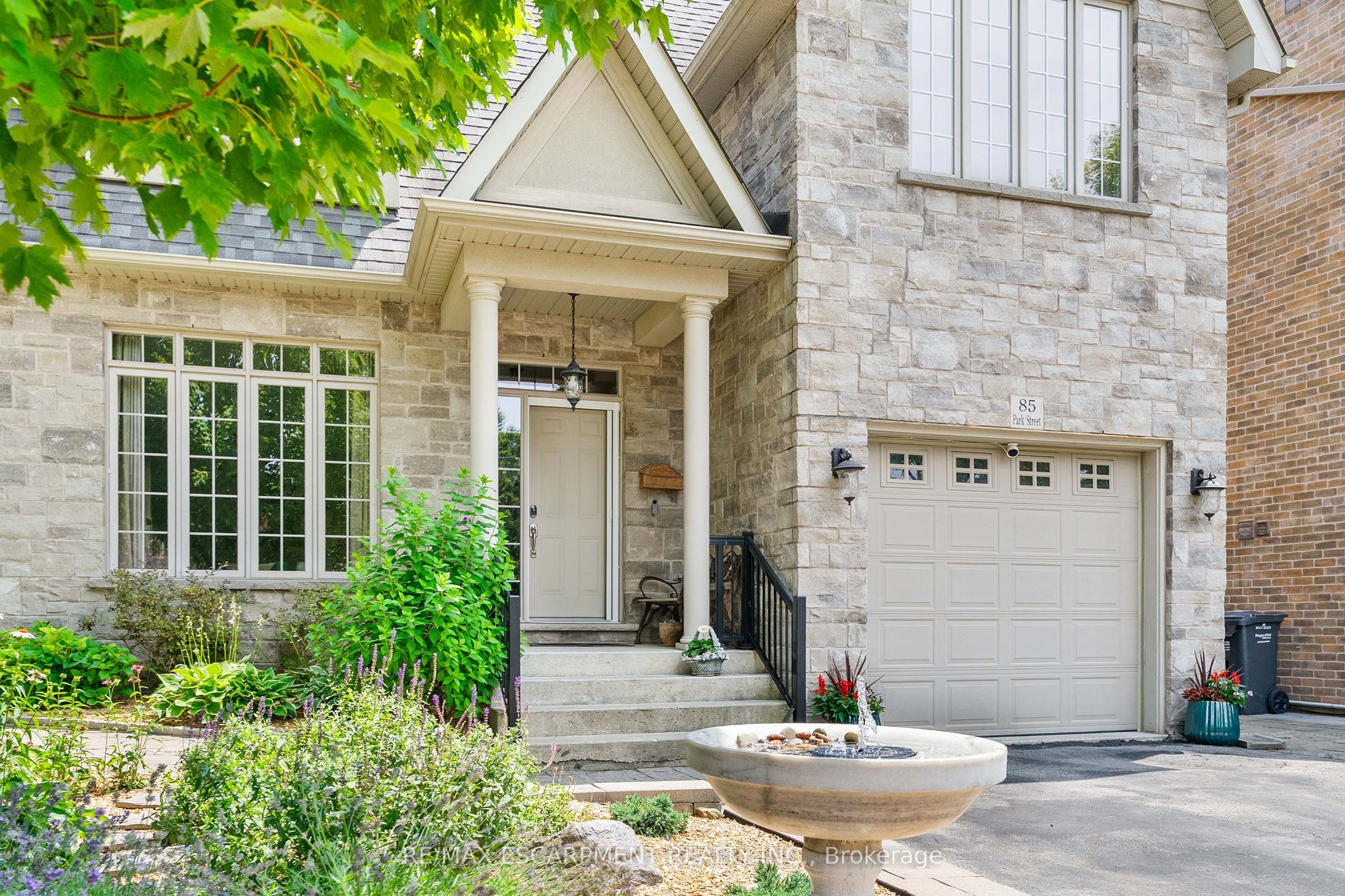 85 PARK Street W, Mississauga, ON L5H 1L2 photo 4