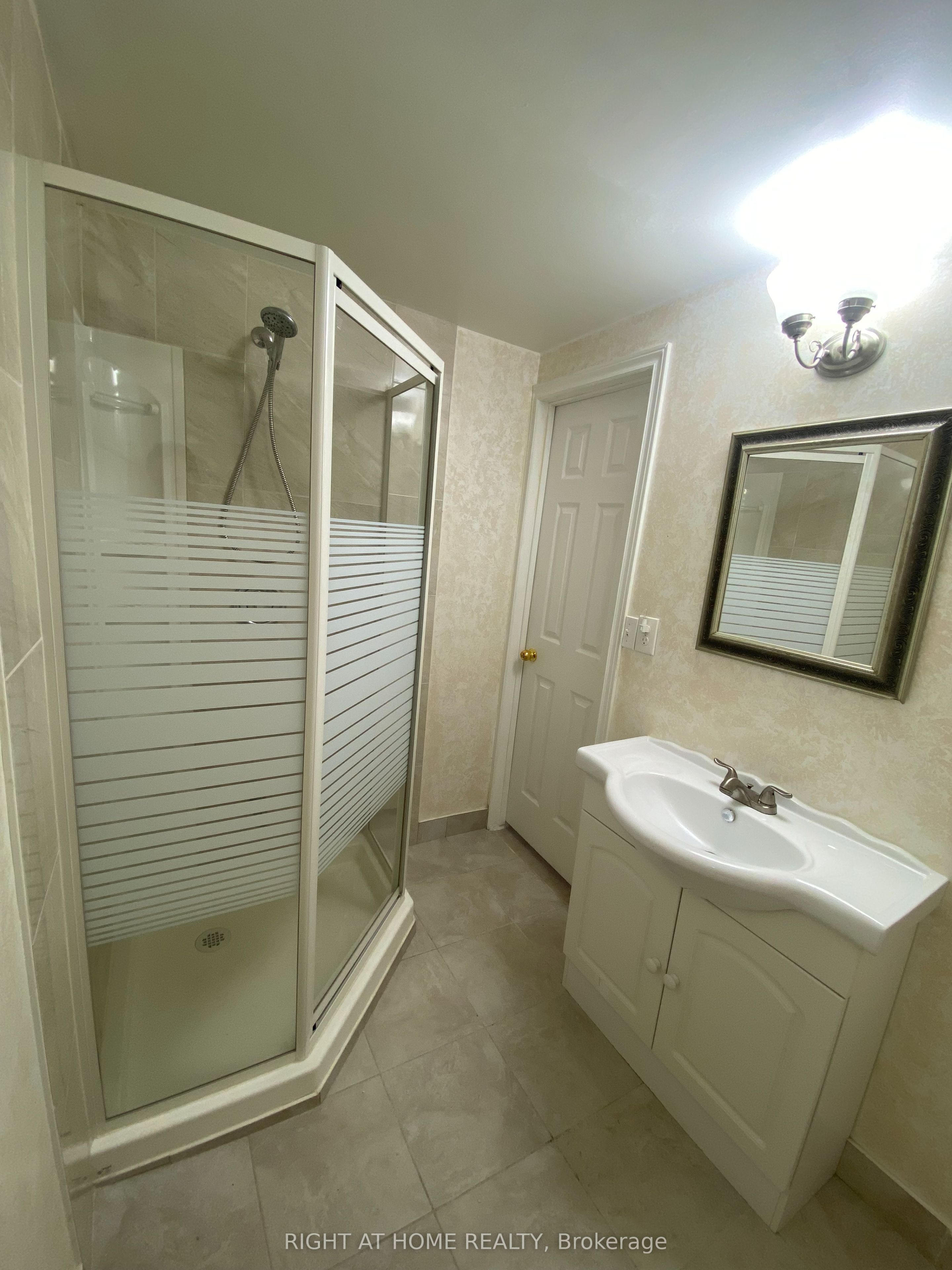 6330 Lorca Crescent BSMT, Mississauga, ON L5N 2J4 photo 3