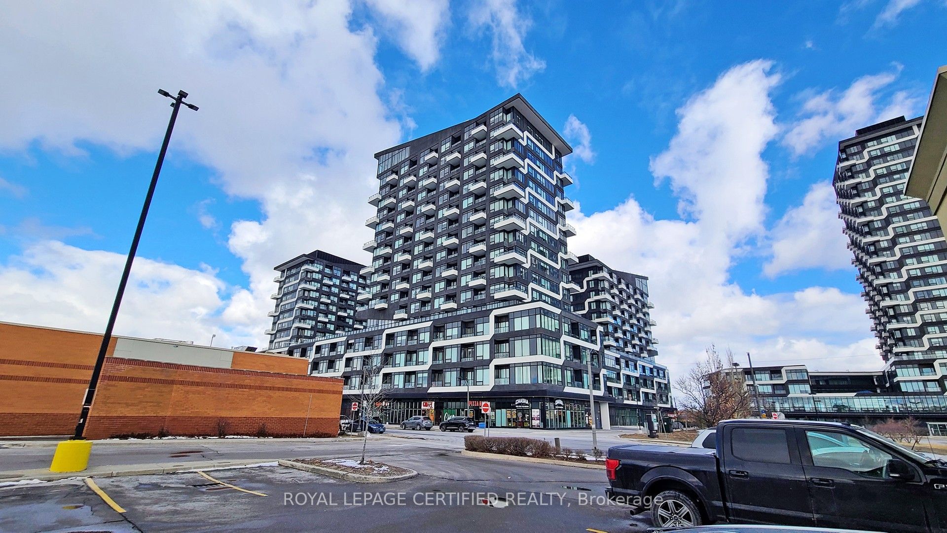 2485 Taunton Road 826, Oakville, ON L6H 3R8