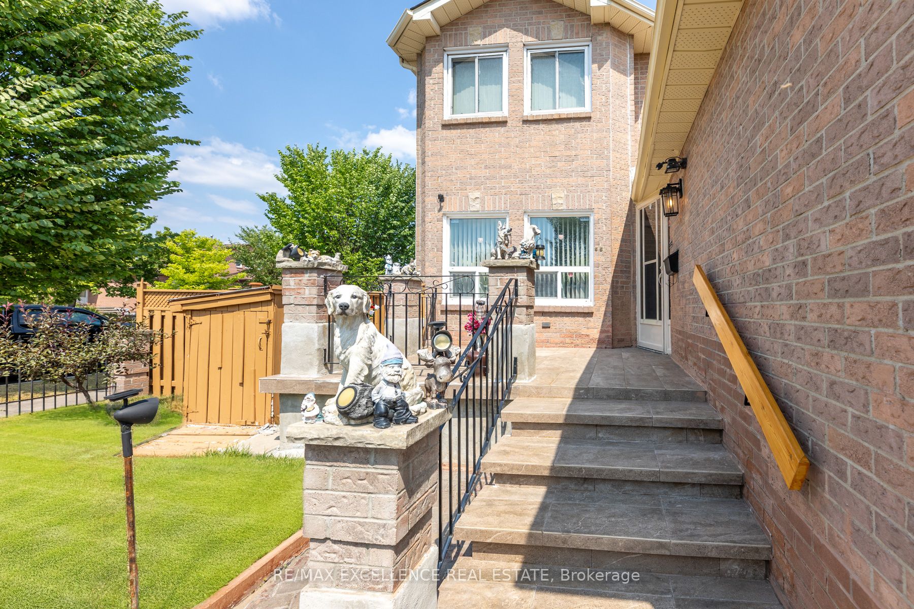 55 Atkins Circle, Brampton, ON L6X 4B9 photo 2
