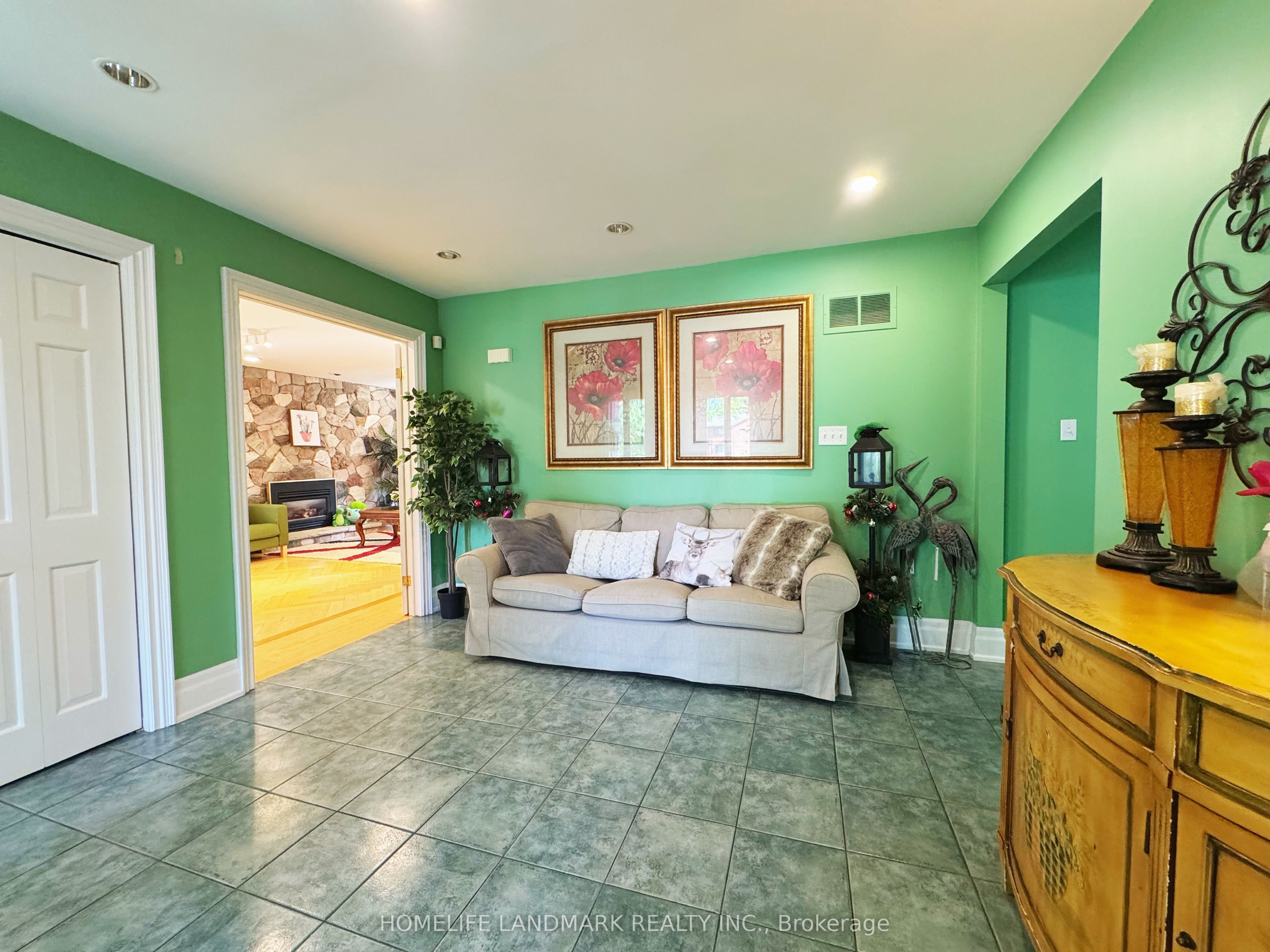 2415 Jarvis Street B4, Mississauga, ON L5C 2P7 photo 2