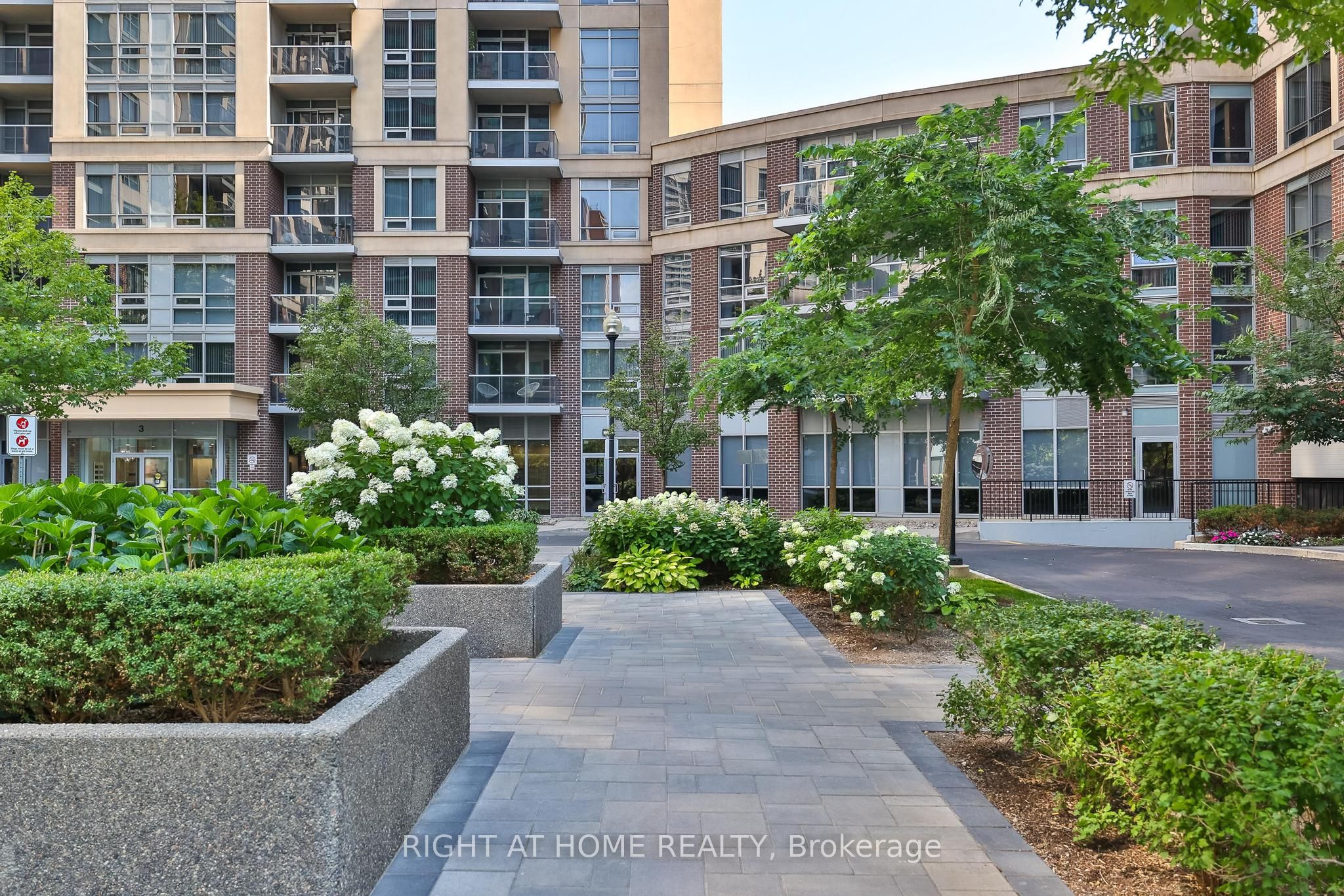 3 Michael Power Place 2402, Toronto, ON M9A 0A2 photo 2