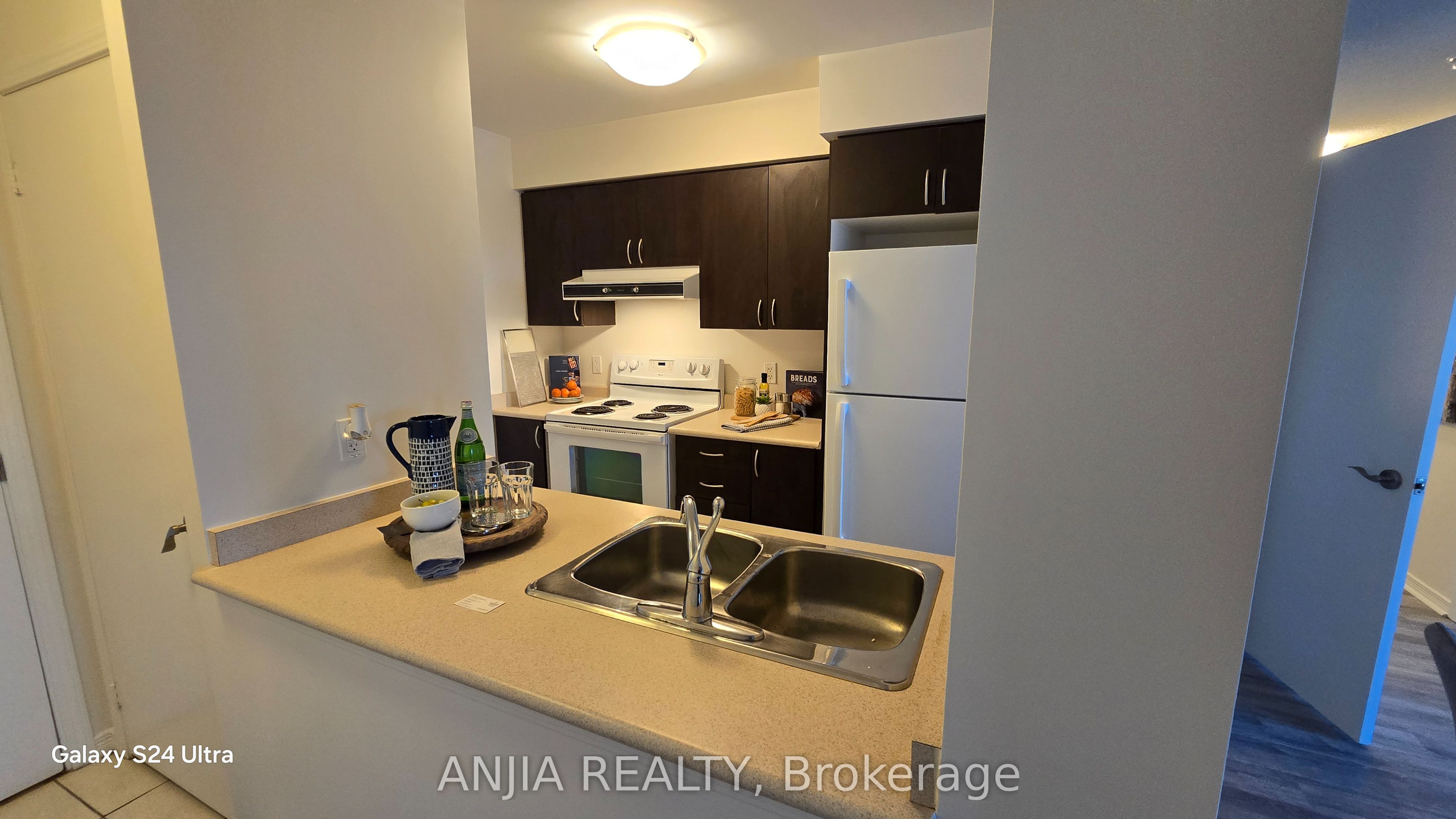 61 Heintzman Street 1510, Toronto, ON M6P 5A2 photo 3