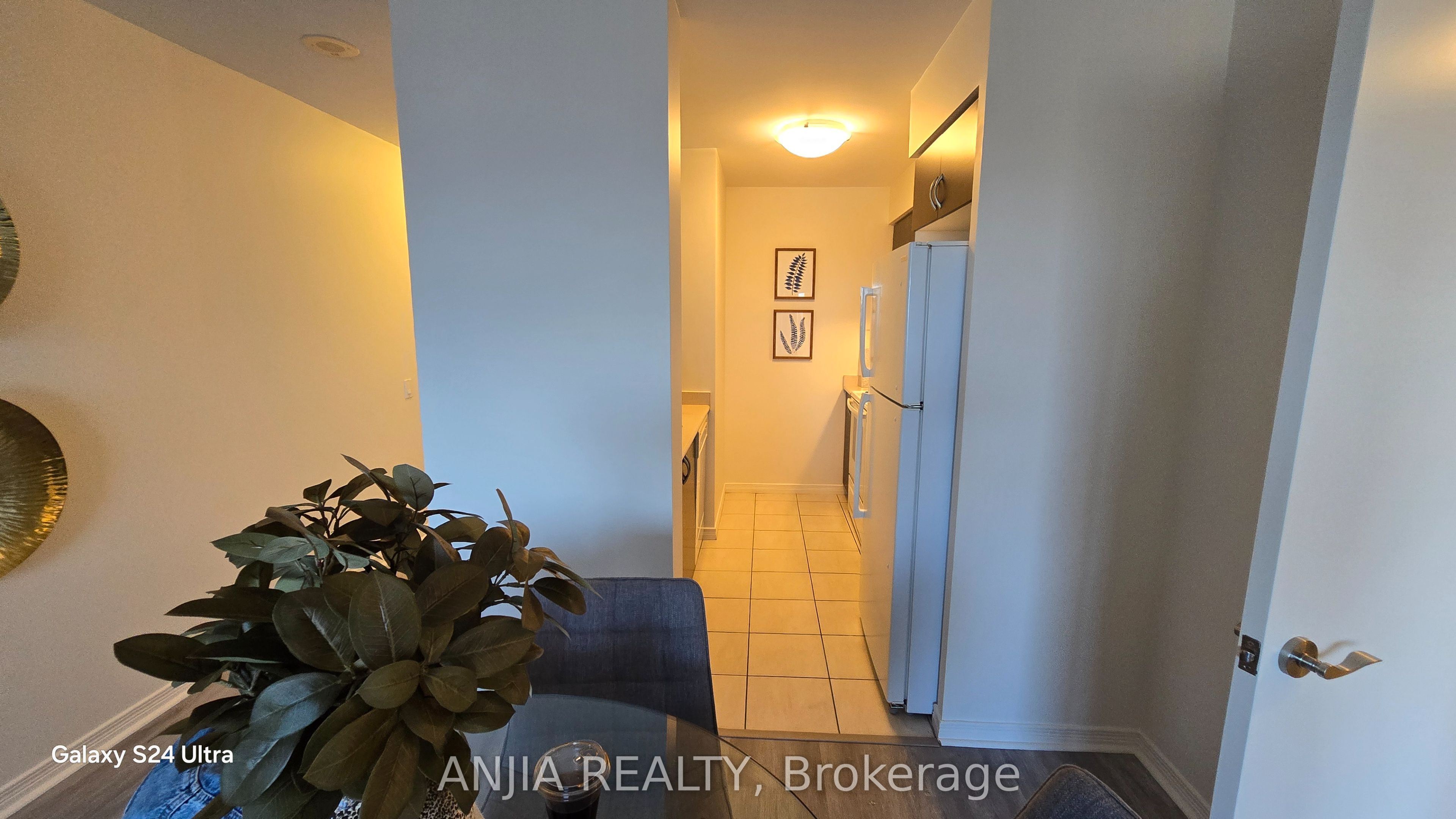 61 Heintzman Street 1510, Toronto, ON M6P 5A2 photo 4