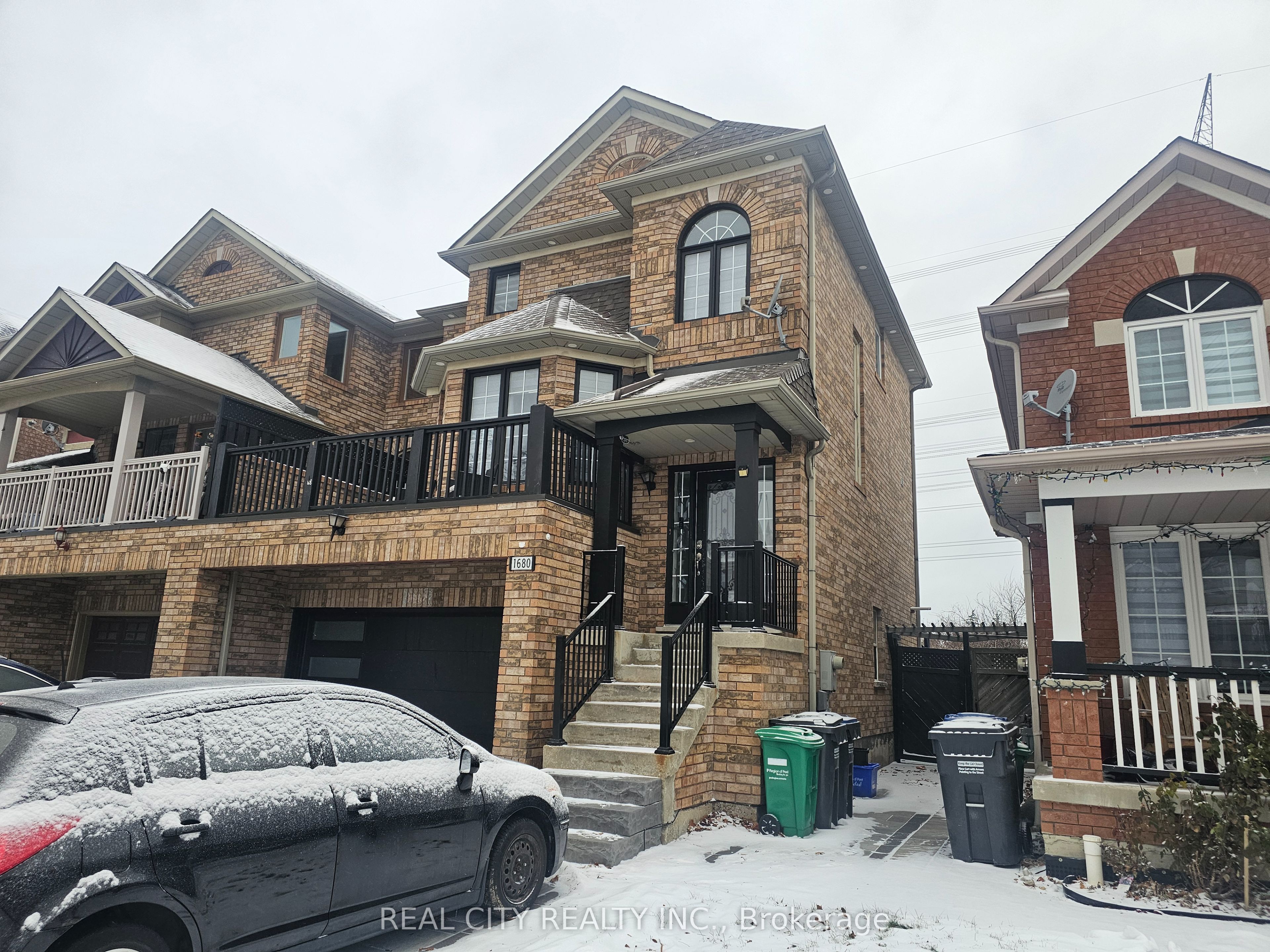 1680 Samuelson Circle, Mississauga, ON L5N 7Z7 photo 2