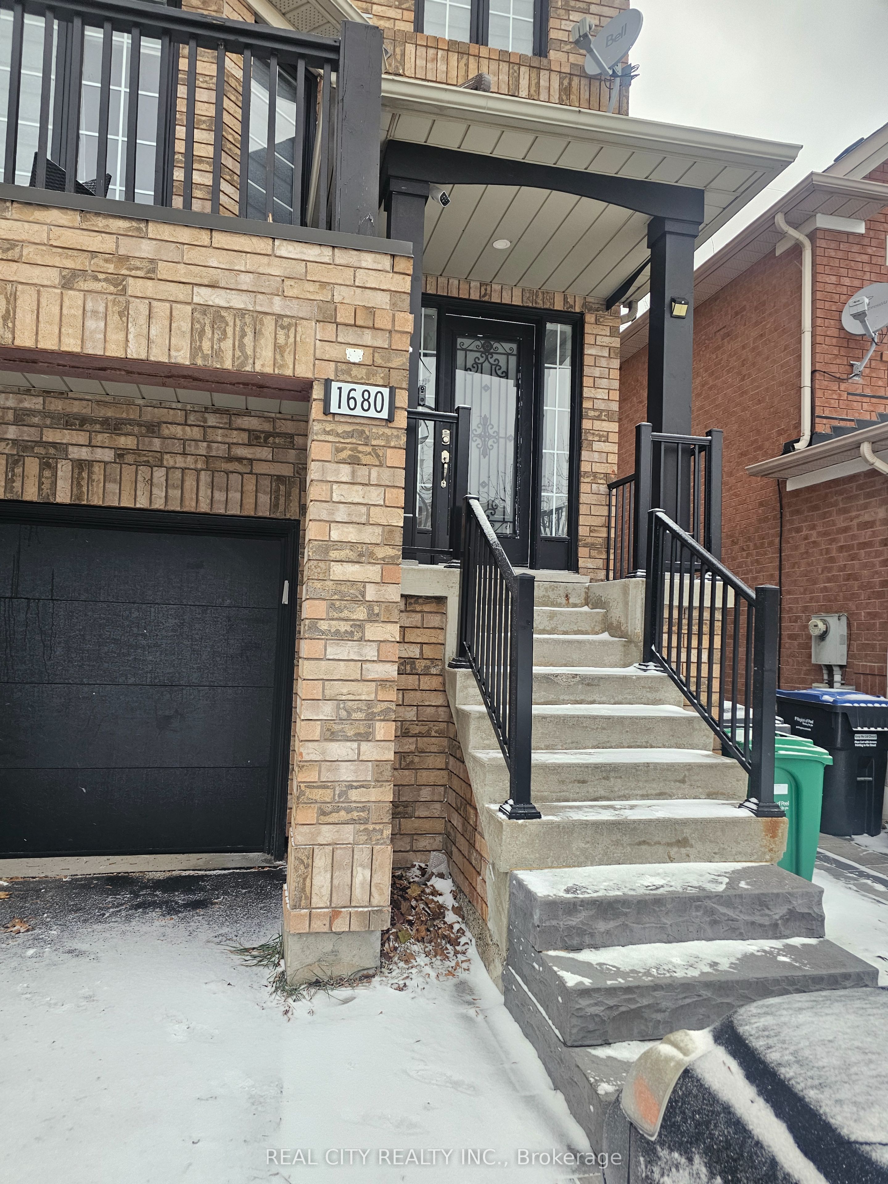 1680 Samuelson Circle, Mississauga, ON L5N 7Z7 photo 3