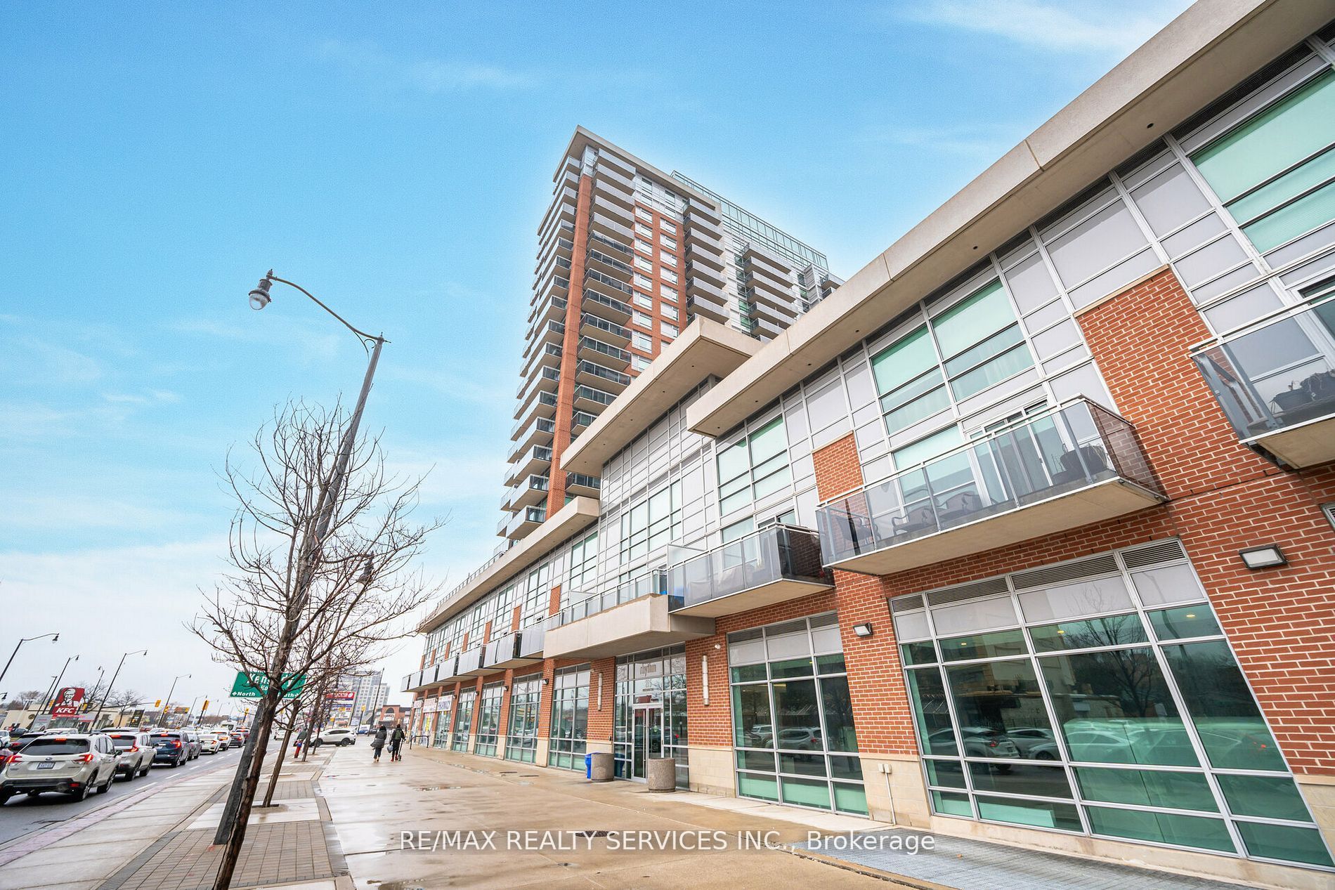215 Queen Street E 2009, Brampton, ON L6W 0A9 photo 2