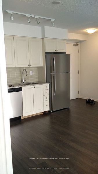 830 Lawrence Avenue W 917, Toronto, ON M6A 0A2 photo 4