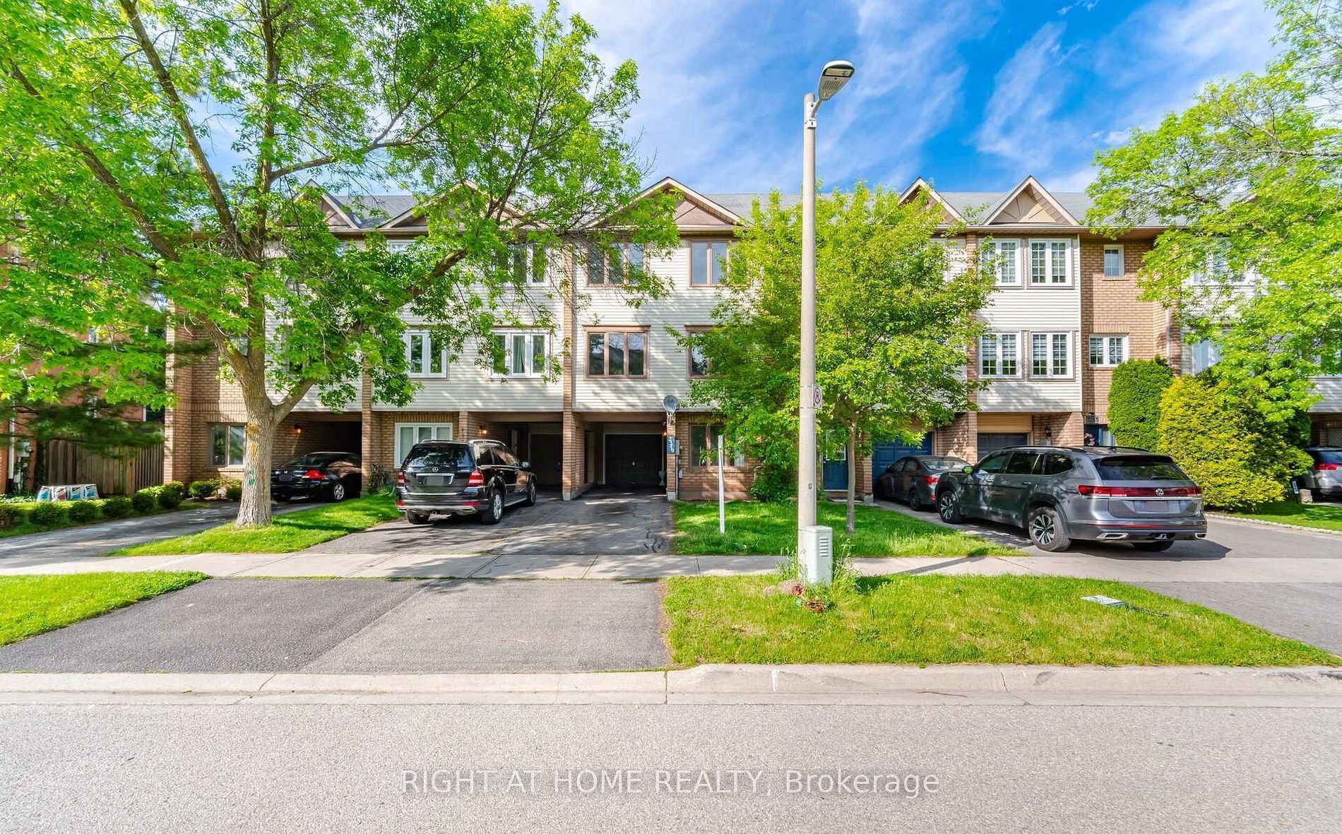 2349 Strawfield Court, Oakville, ON L6H 6C2