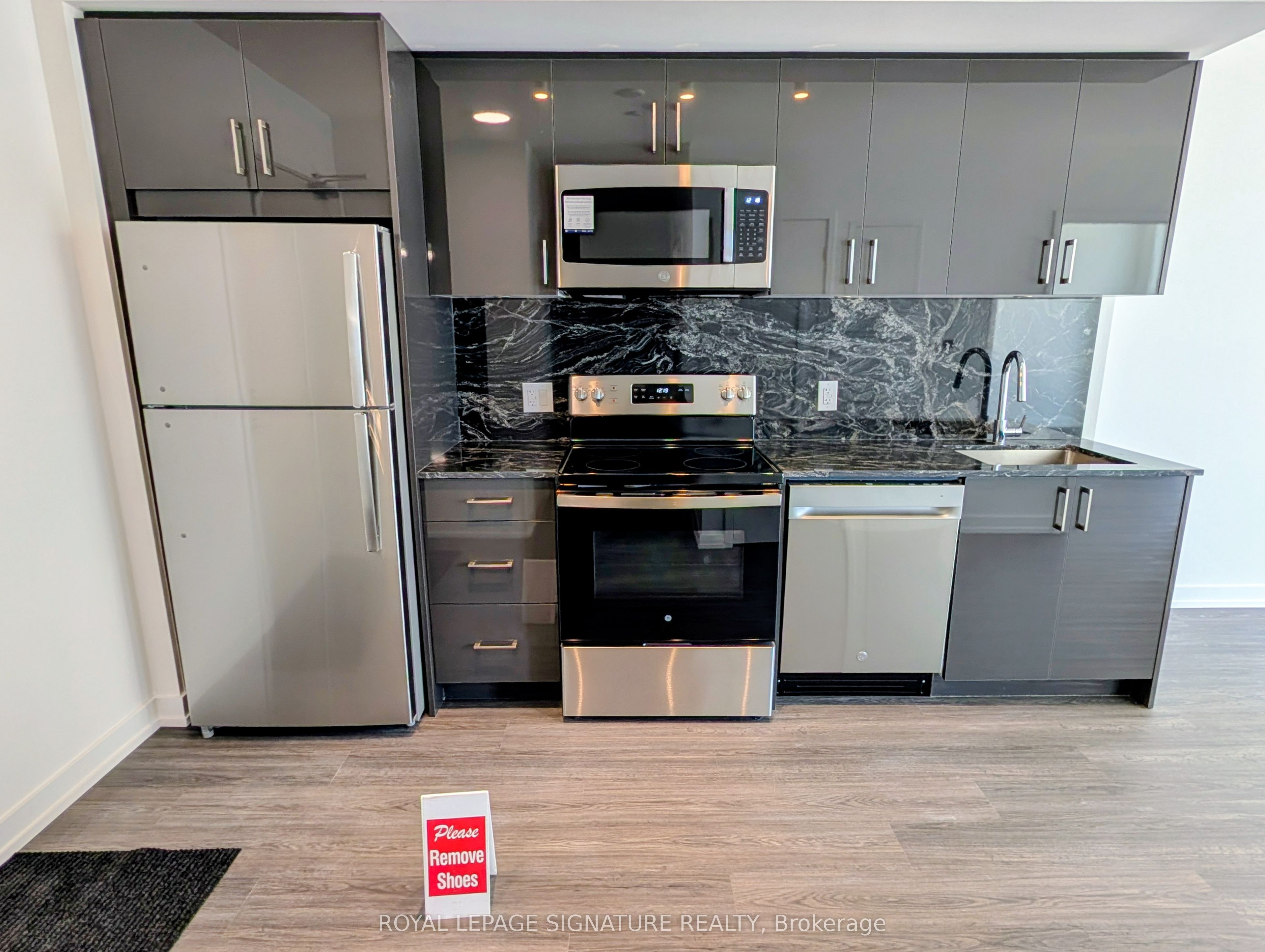 4010 Eglinton Avenue W 807, Toronto, ON M9A 4M2 photo 3