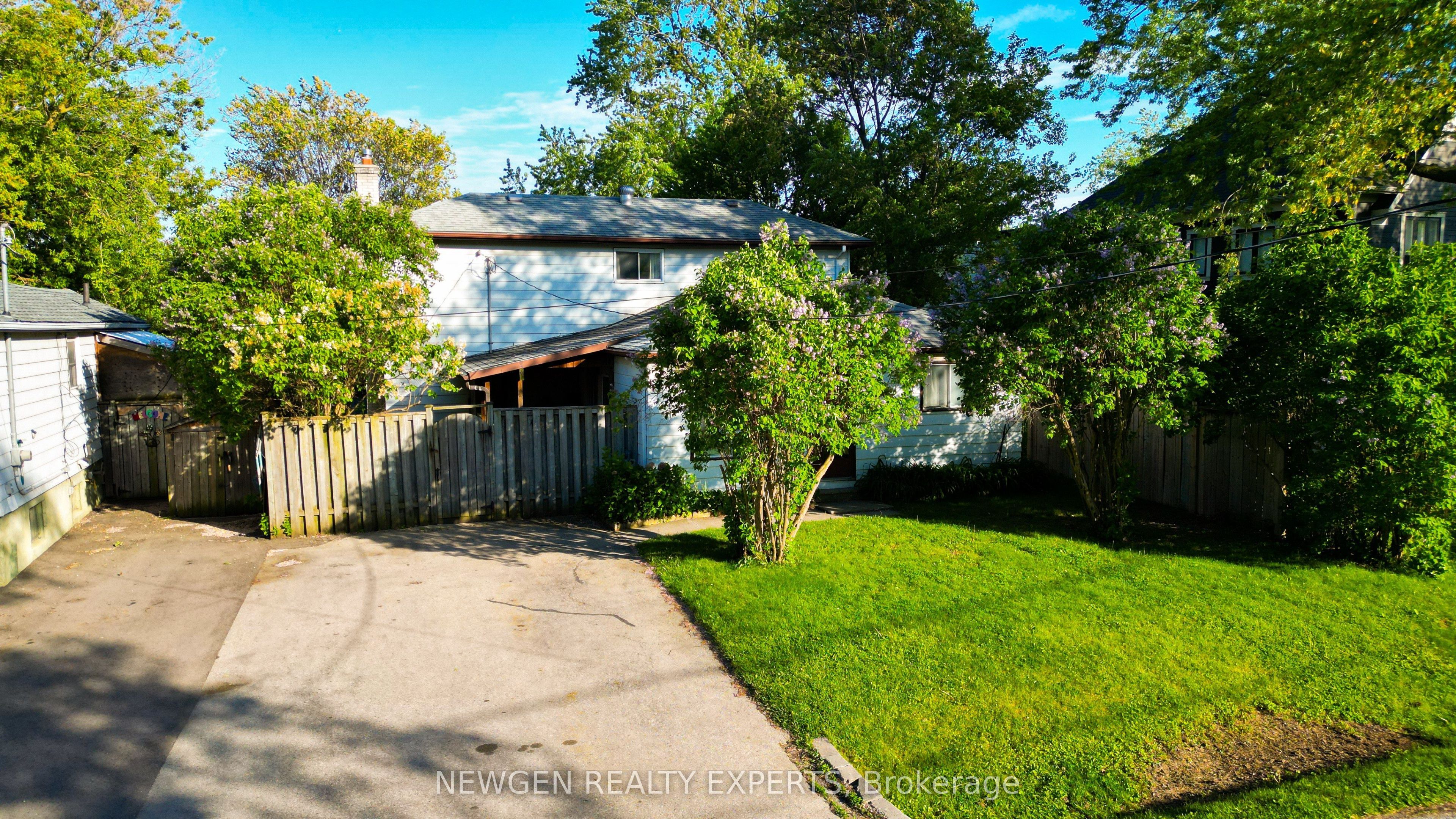 1070 Pelham Avenue, Mississauga, ON L5E 1L2 photo 2