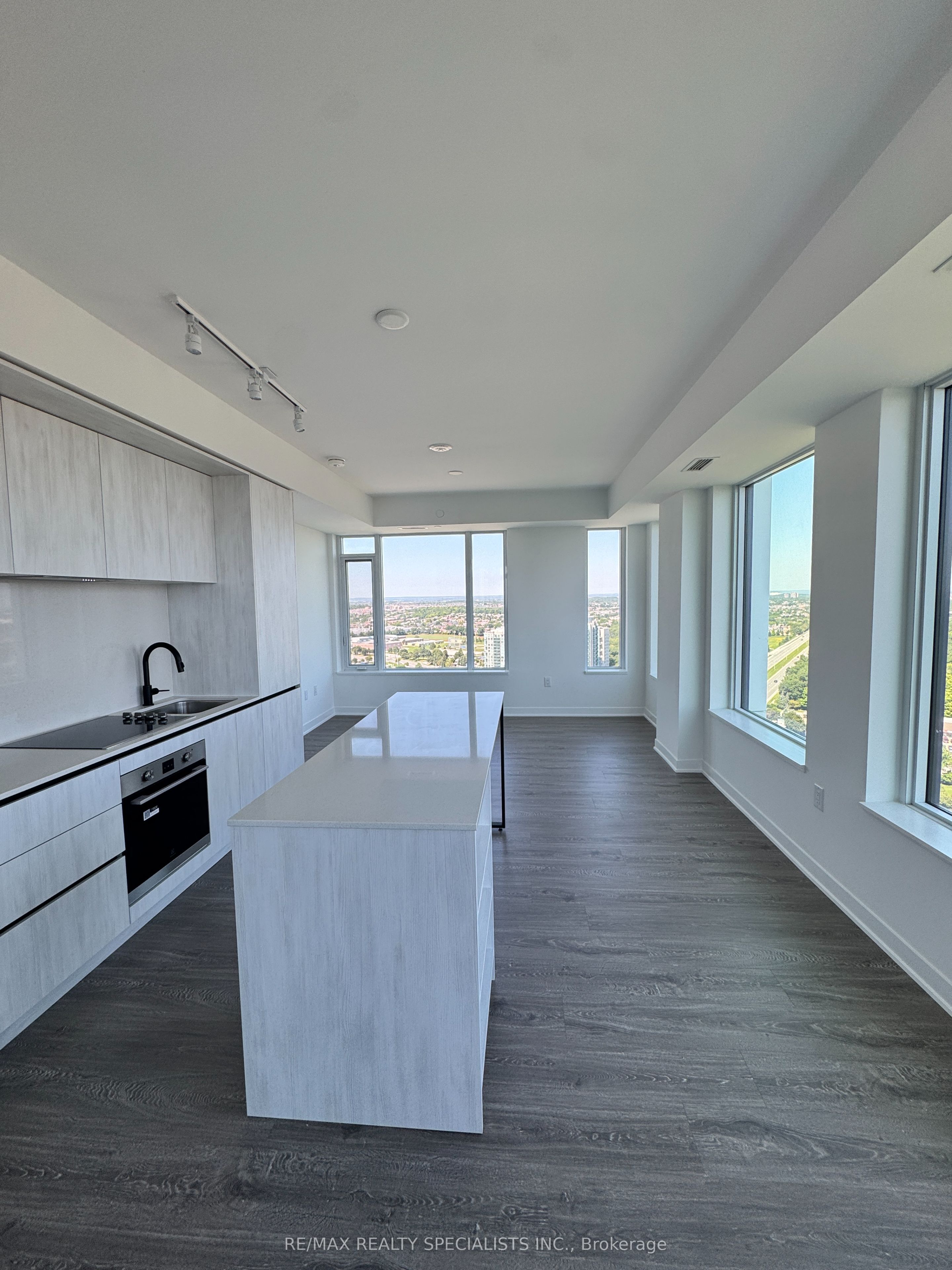2495 Eglinton Avenue W 2410, Mississauga, ON L5W 2T2 photo 2