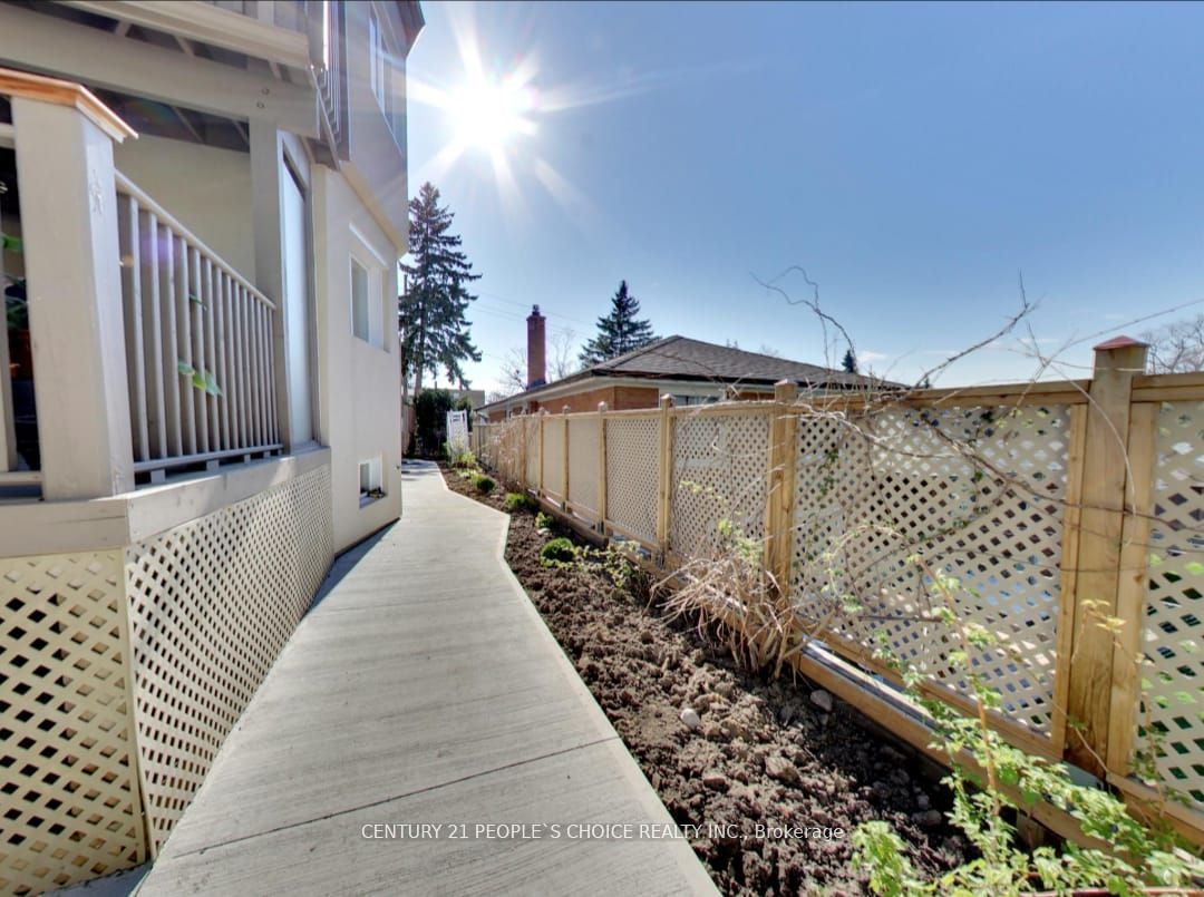 63 Stephen Drive, Toronto, ON M8Y 3M8 photo 2