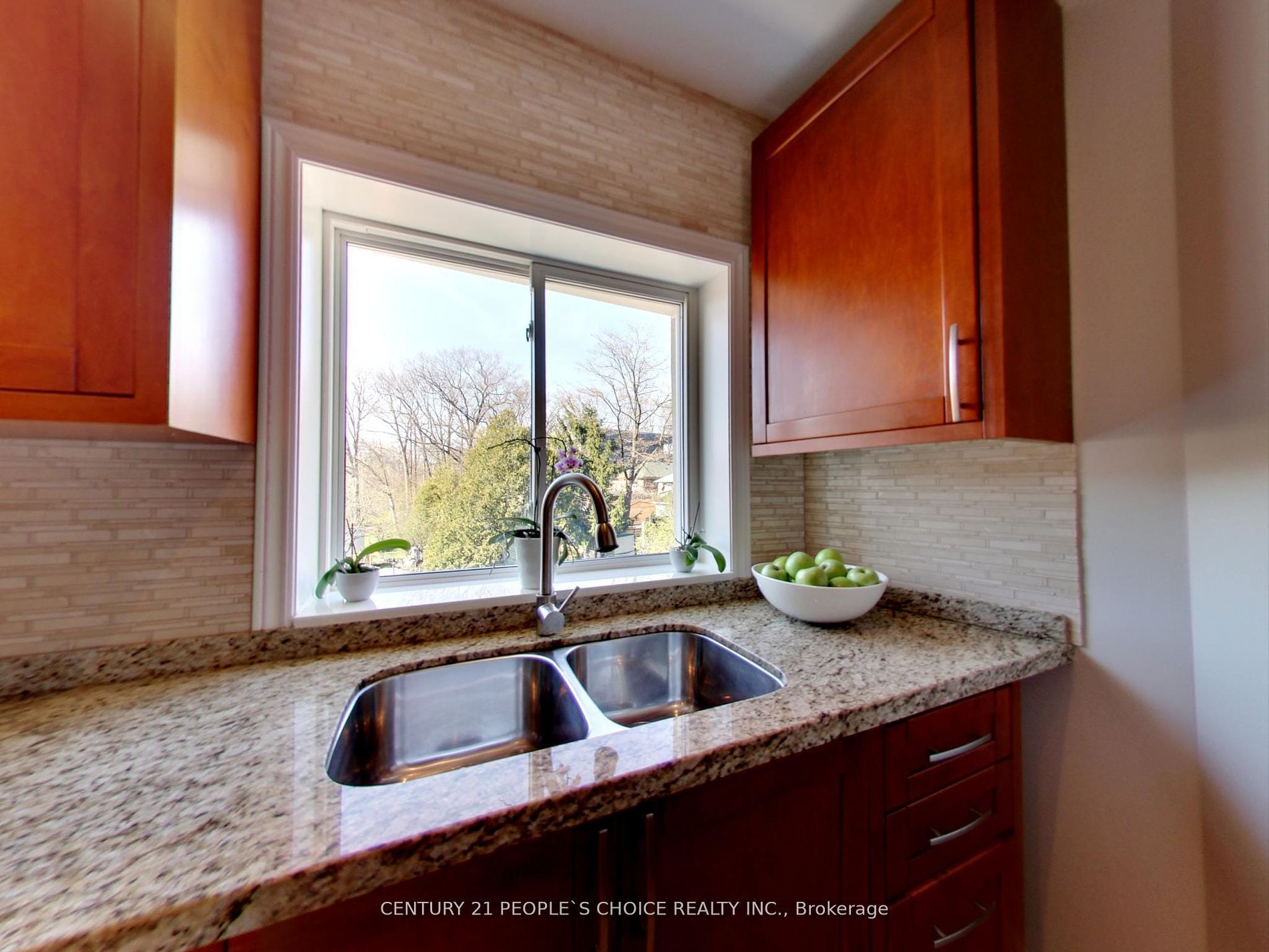 63 Stephen Drive, Toronto, ON M8Y 3M8 photo 4