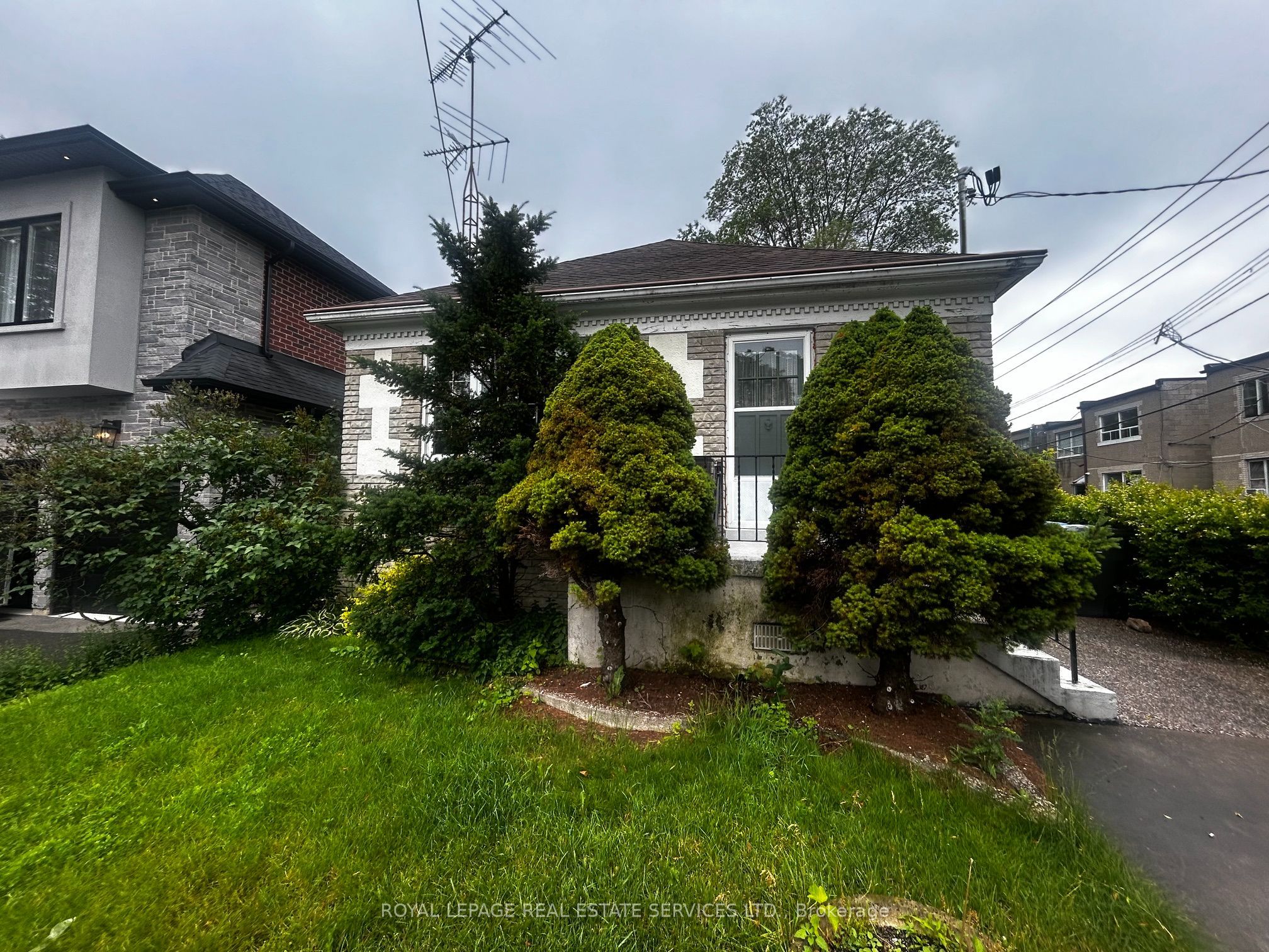 6 Hiawatha Parkway Upper Level, Mississauga, ON L5G 3R7
