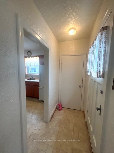 6 Hiawatha Parkway Upper Level, Mississauga, ON L5G 3R7 photo 3