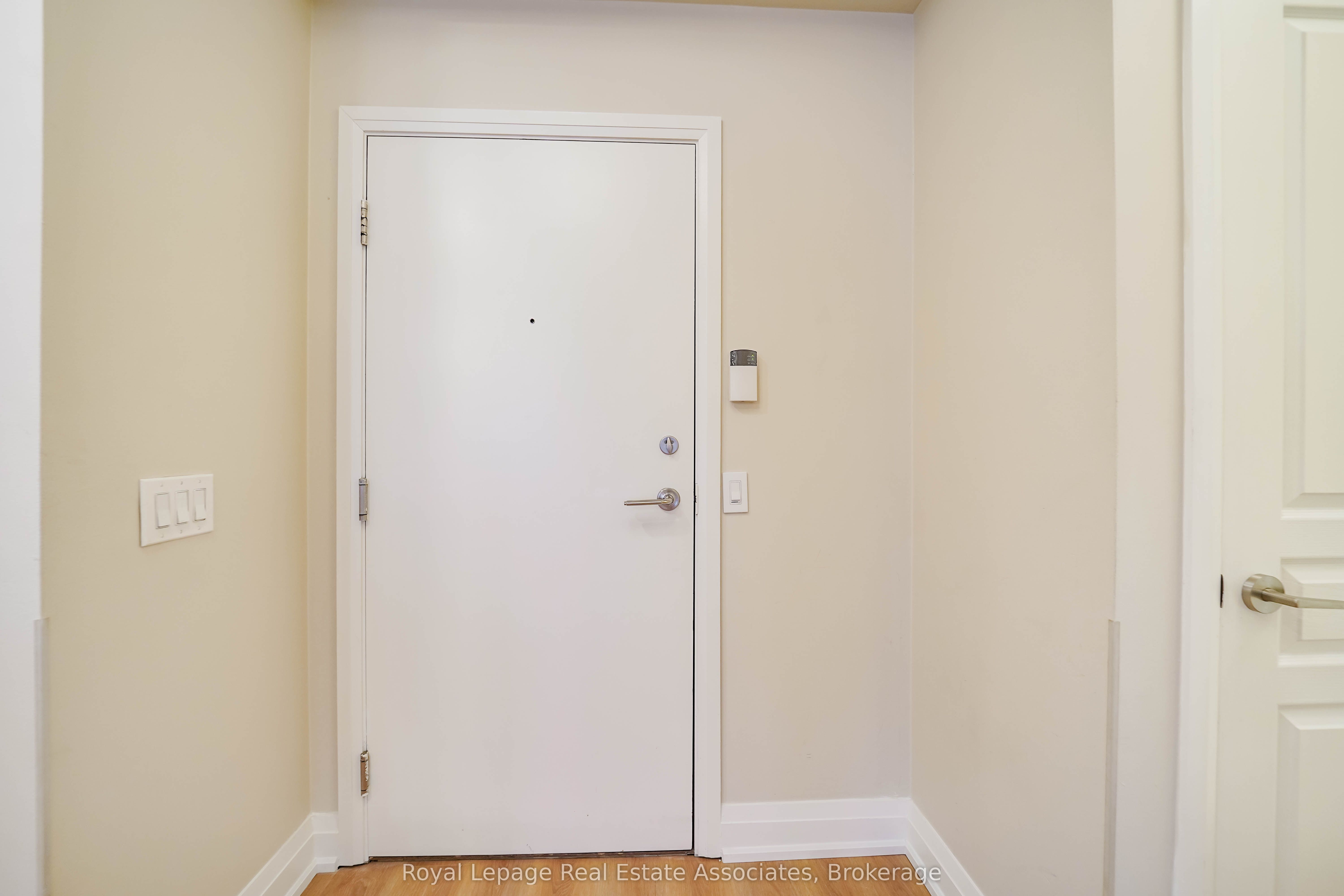 1 Hurontario Street 308, Mississauga, ON L5G 0A3 photo 2