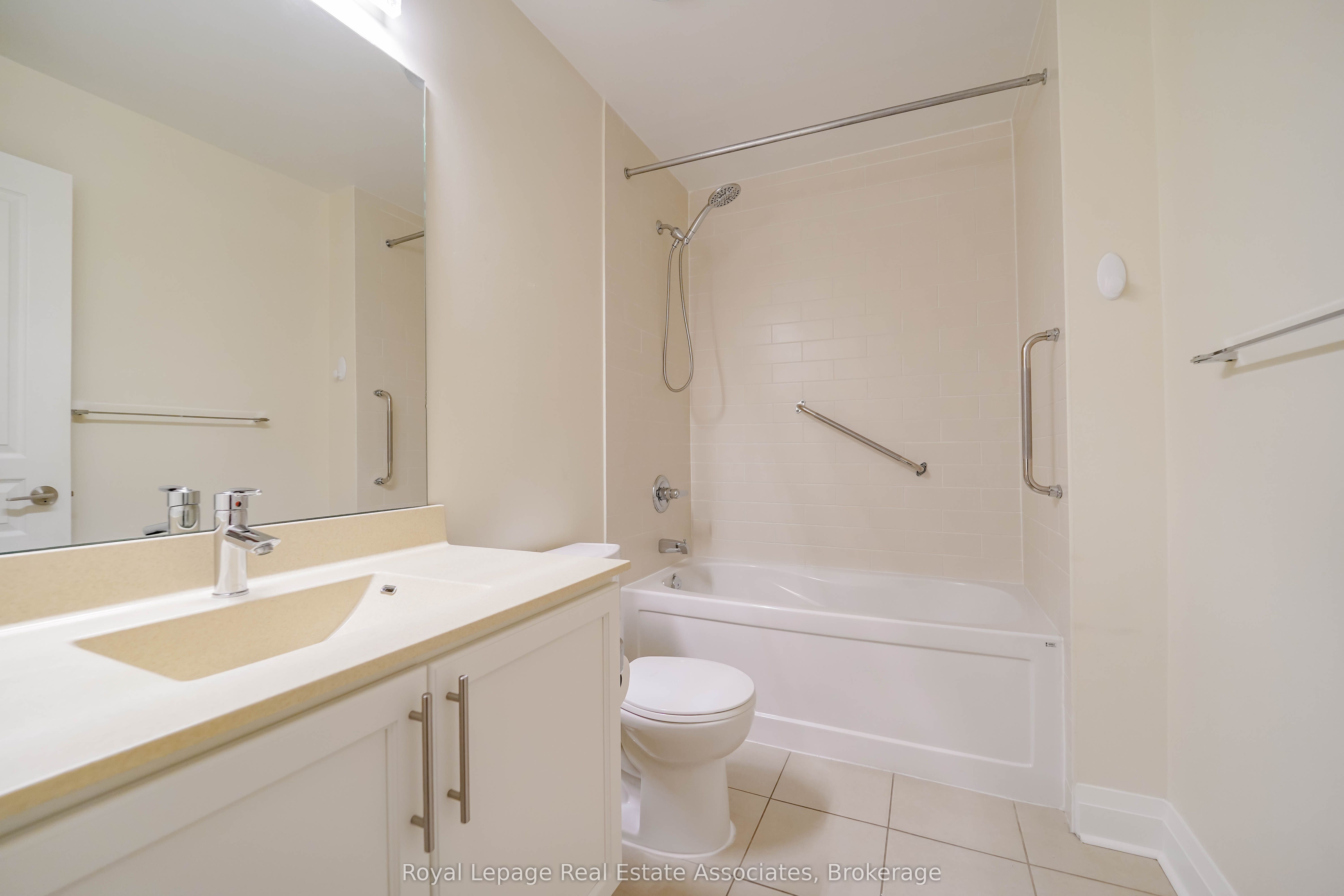 1 Hurontario Street 308, Mississauga, ON L5G 0A3 photo 3