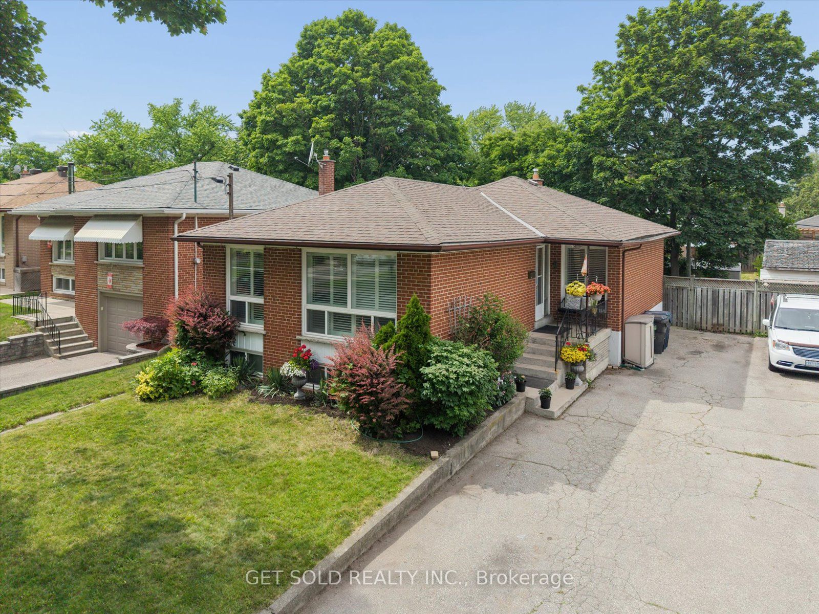 32 Checkendon Drive, Toronto, ON M9W 2Y9
