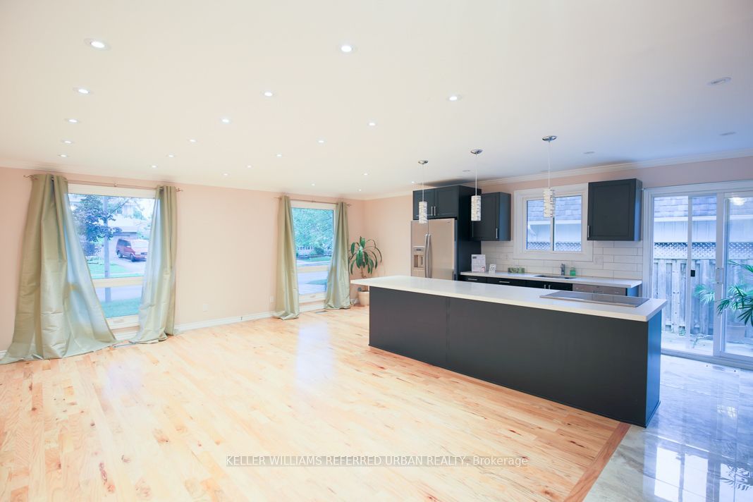 2255 Urwin Crescent, Oakville, ON L6L 2T3 photo 3