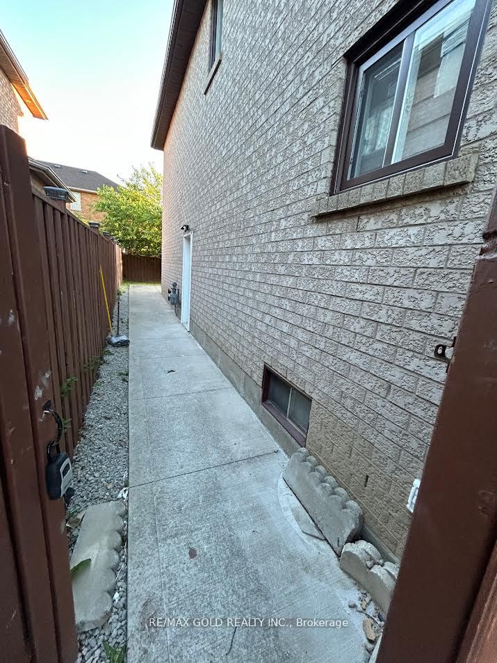 1028 Fernandez Drive Bsmt, Mississauga, ON L5V 1W9 photo 2