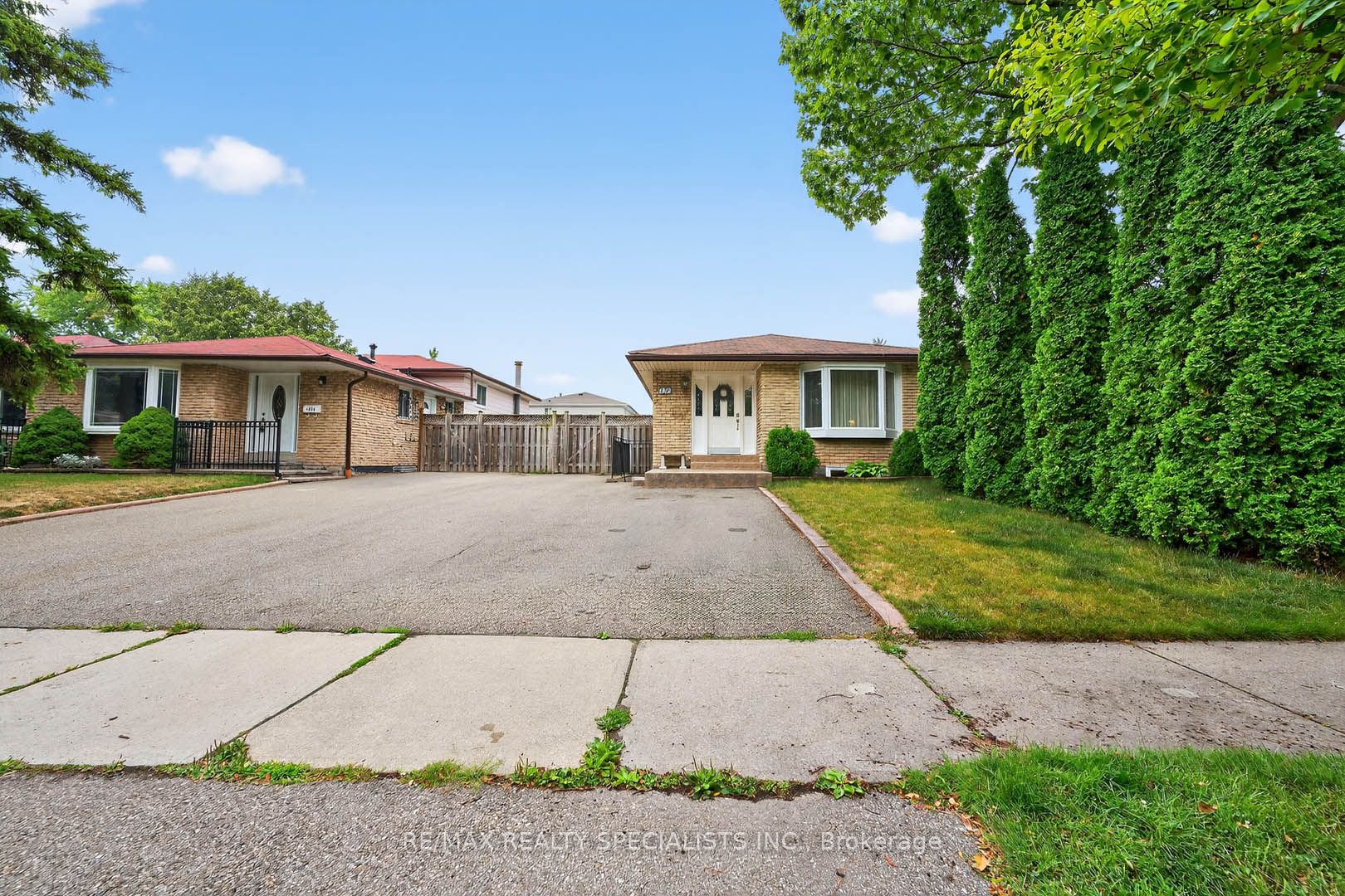 1912 Bonnymede Drive Lower, Mississauga, ON L5J 1E1 photo 2