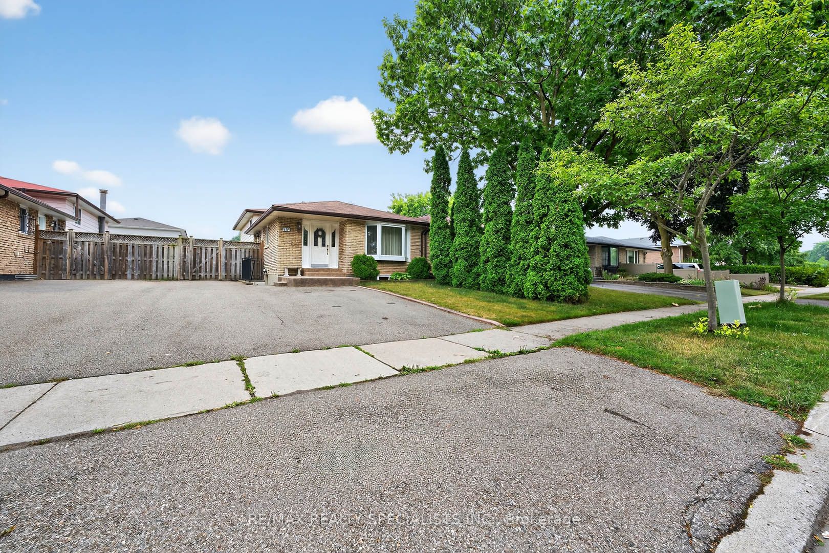 1912 Bonnymede Drive Lower, Mississauga, ON L5J 1E1 photo 3