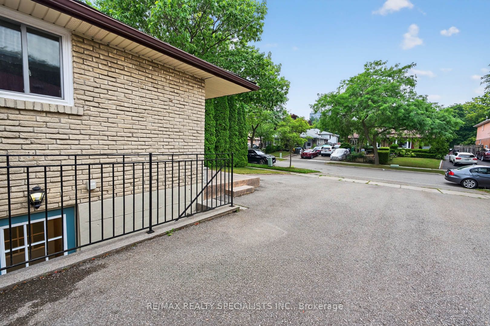 1912 Bonnymede Drive Lower, Mississauga, ON L5J 1E1 photo 4
