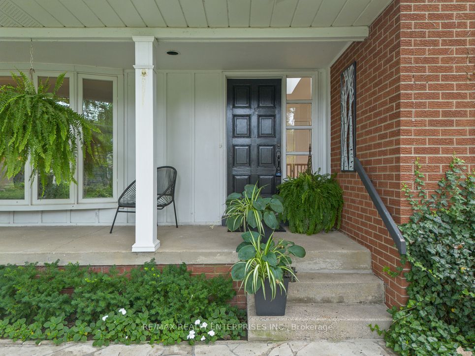 1373 Queen Victoria Avenue, Mississauga, ON L5H 3H2 photo 4