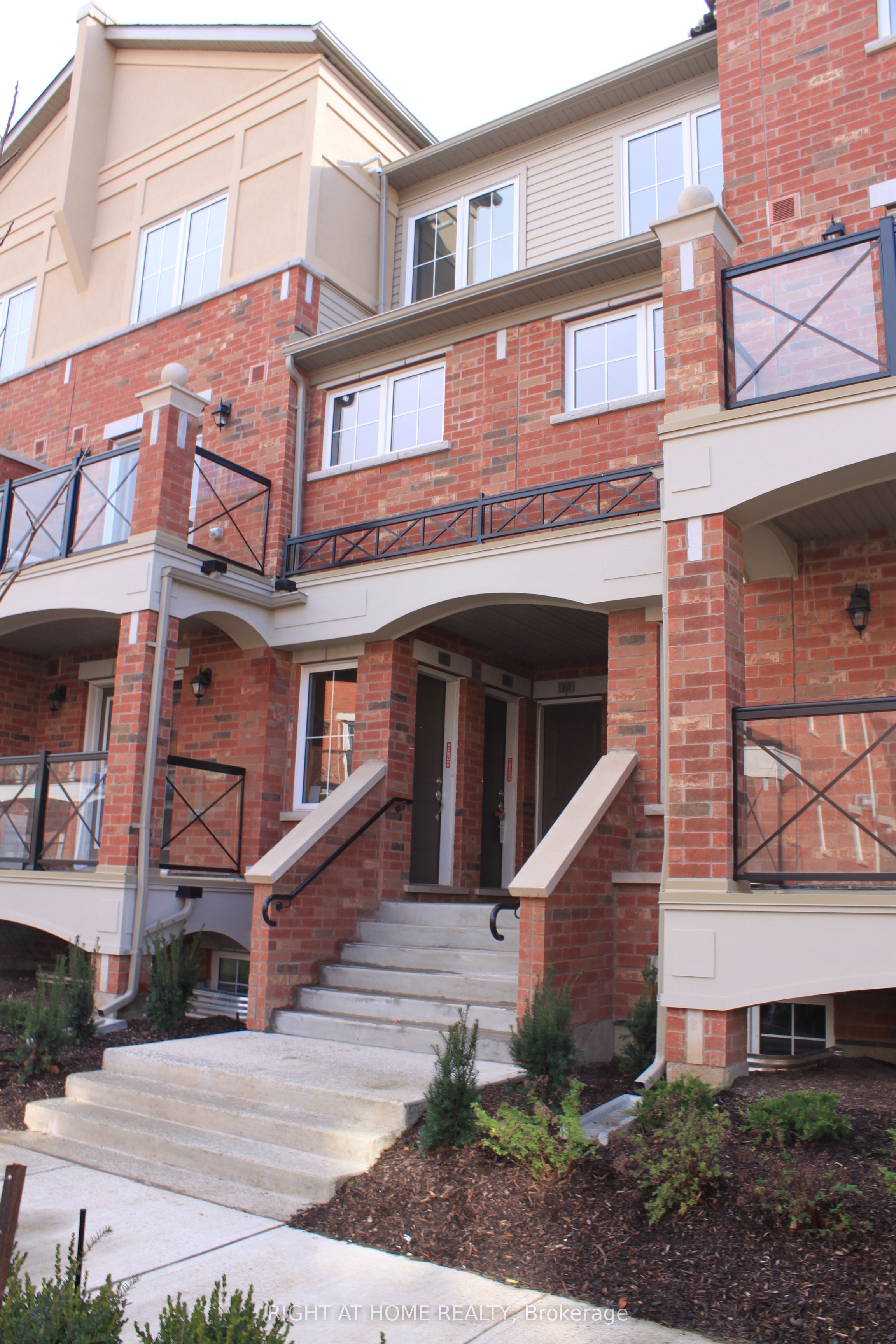 47 Hays Boulevard 10, Oakville, ON L6H 0J1