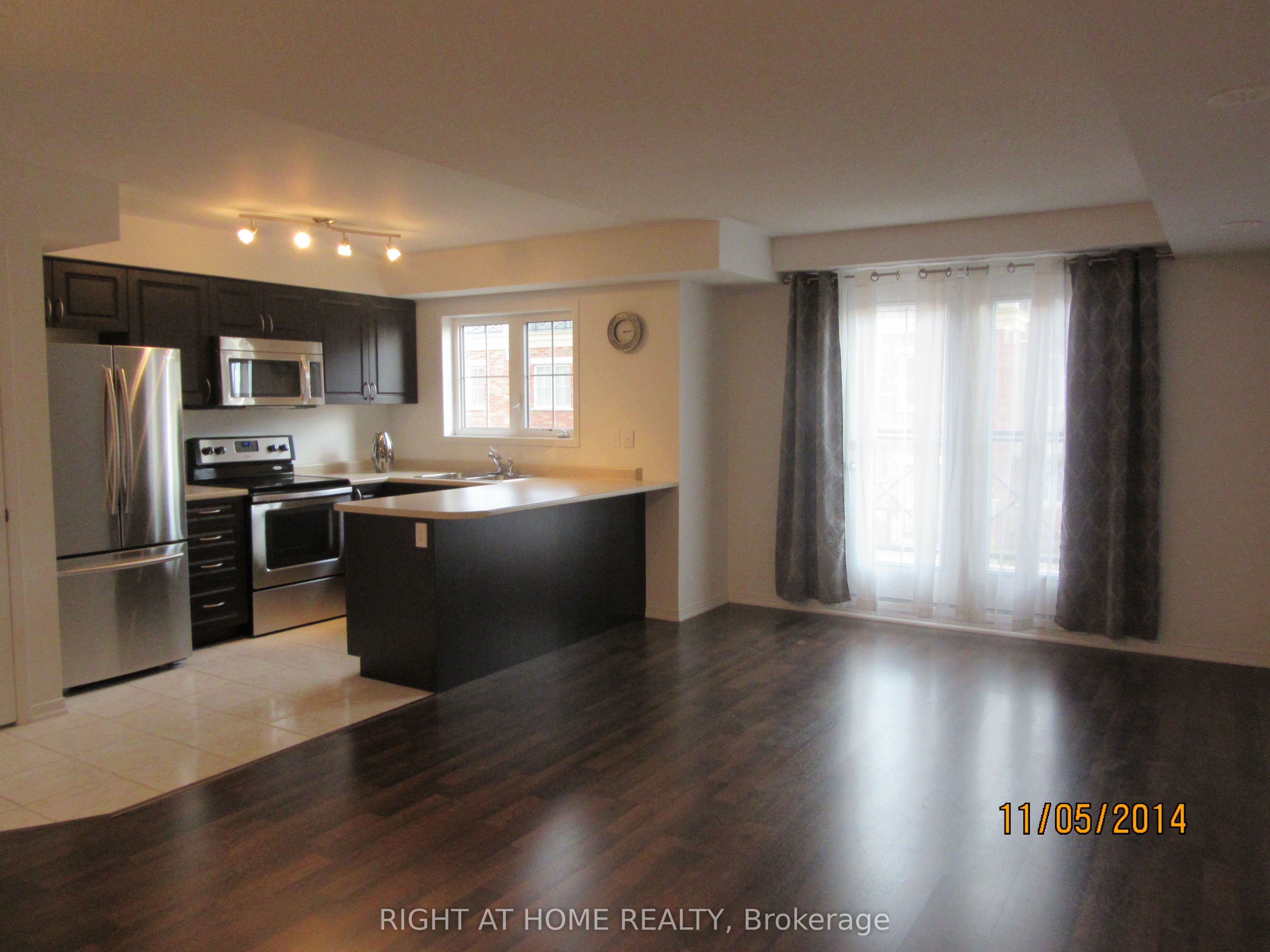 47 Hays Boulevard 10, Oakville, ON L6H 0J1 photo 2