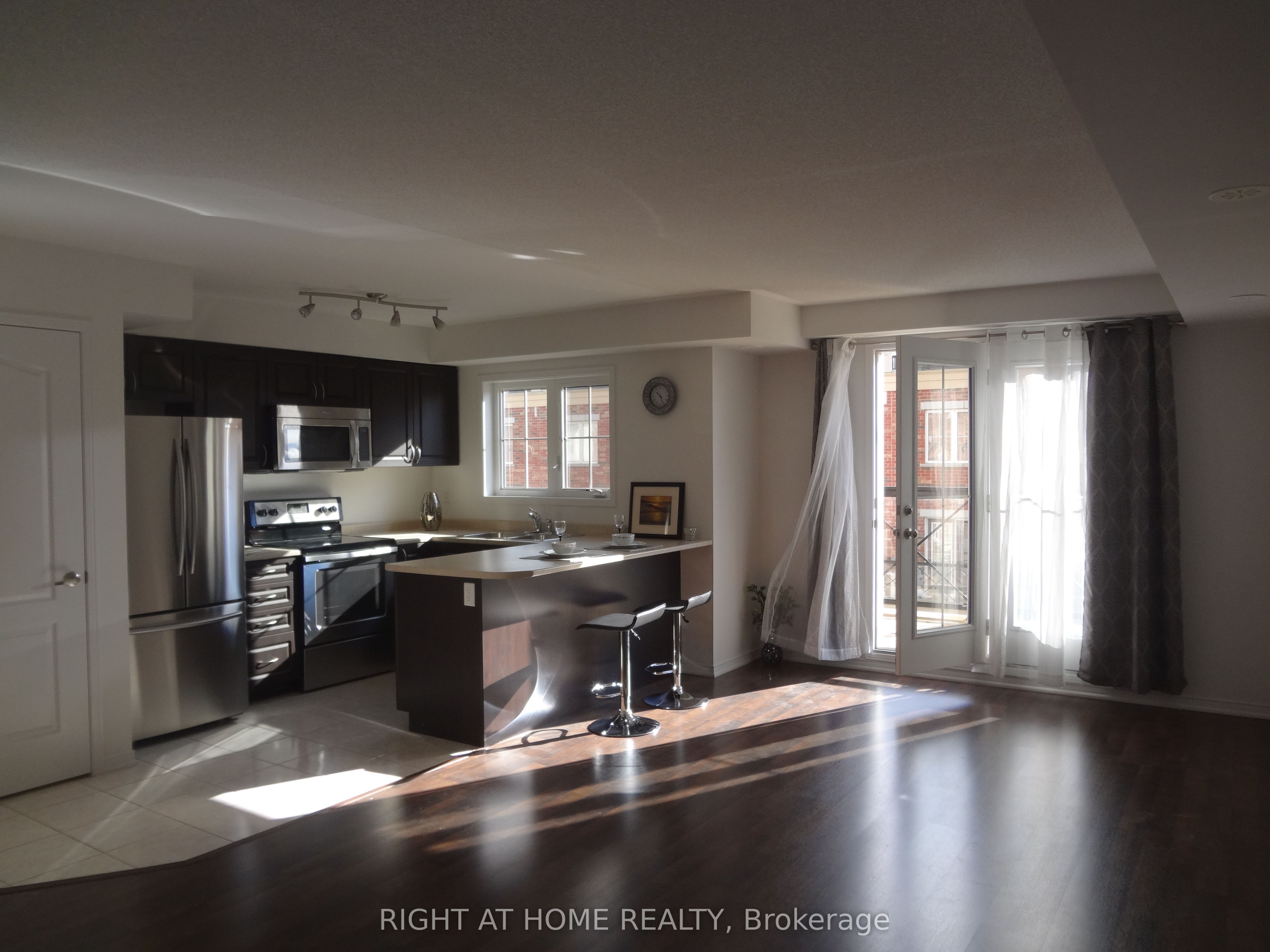 47 Hays Boulevard 10, Oakville, ON L6H 0J1 photo 3