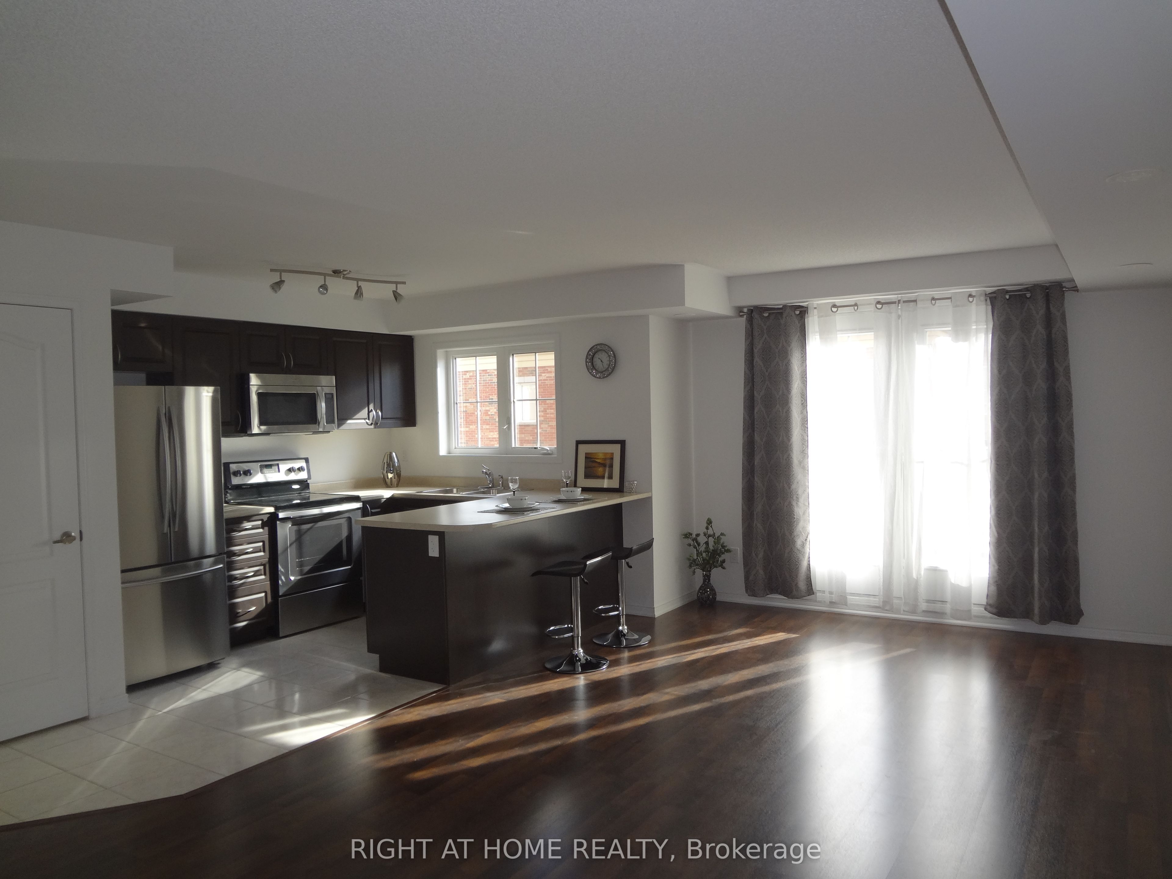 47 Hays Boulevard 10, Oakville, ON L6H 0J1 photo 5