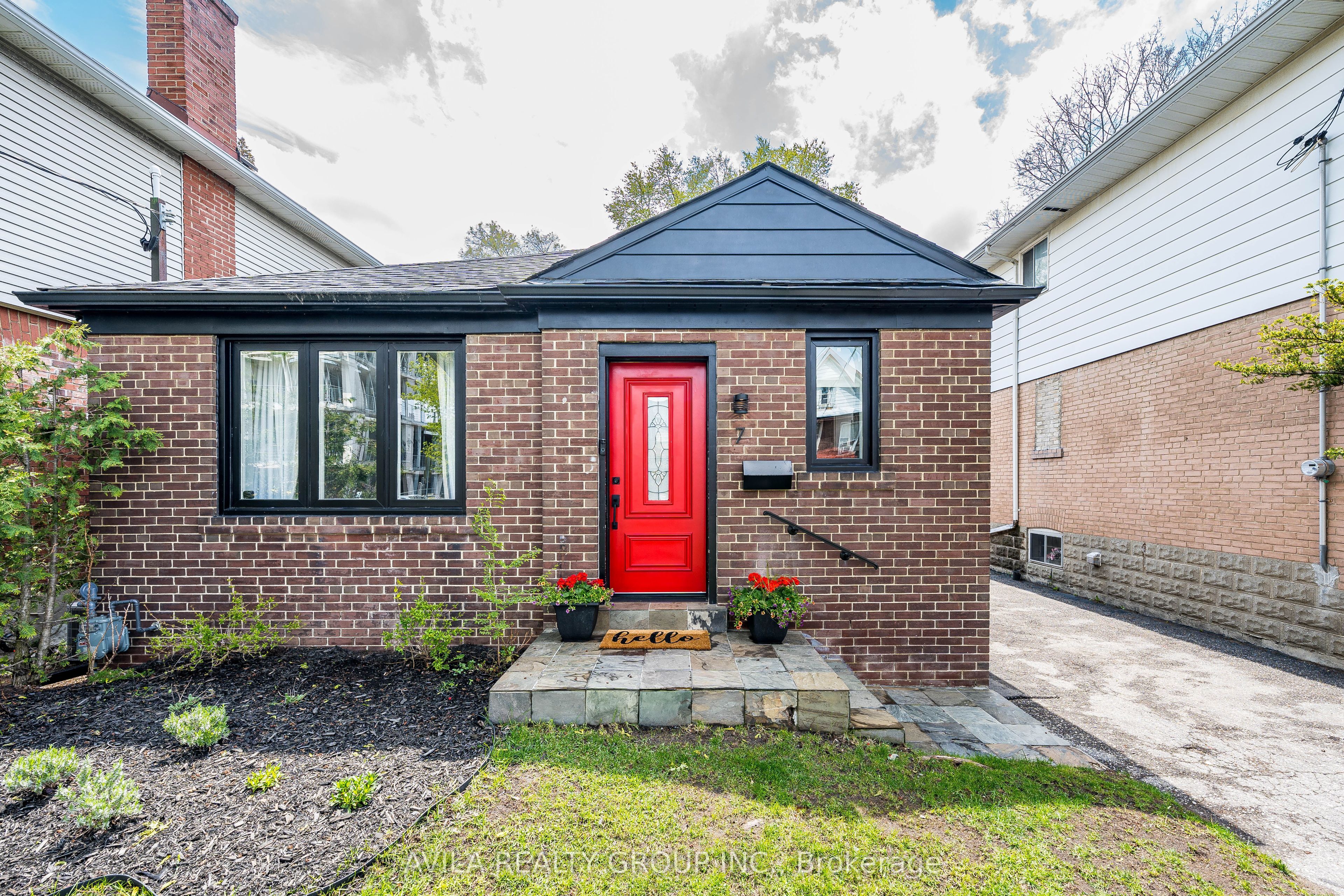 7 Edmund Avenue, Toronto, ON M9N 1A2 photo 2