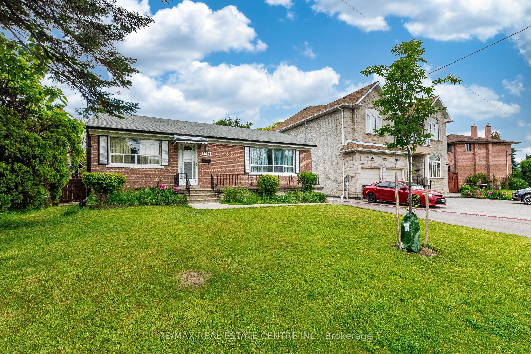 6939 Justine Drive, Mississauga, ON L4T 1M4 photo 2