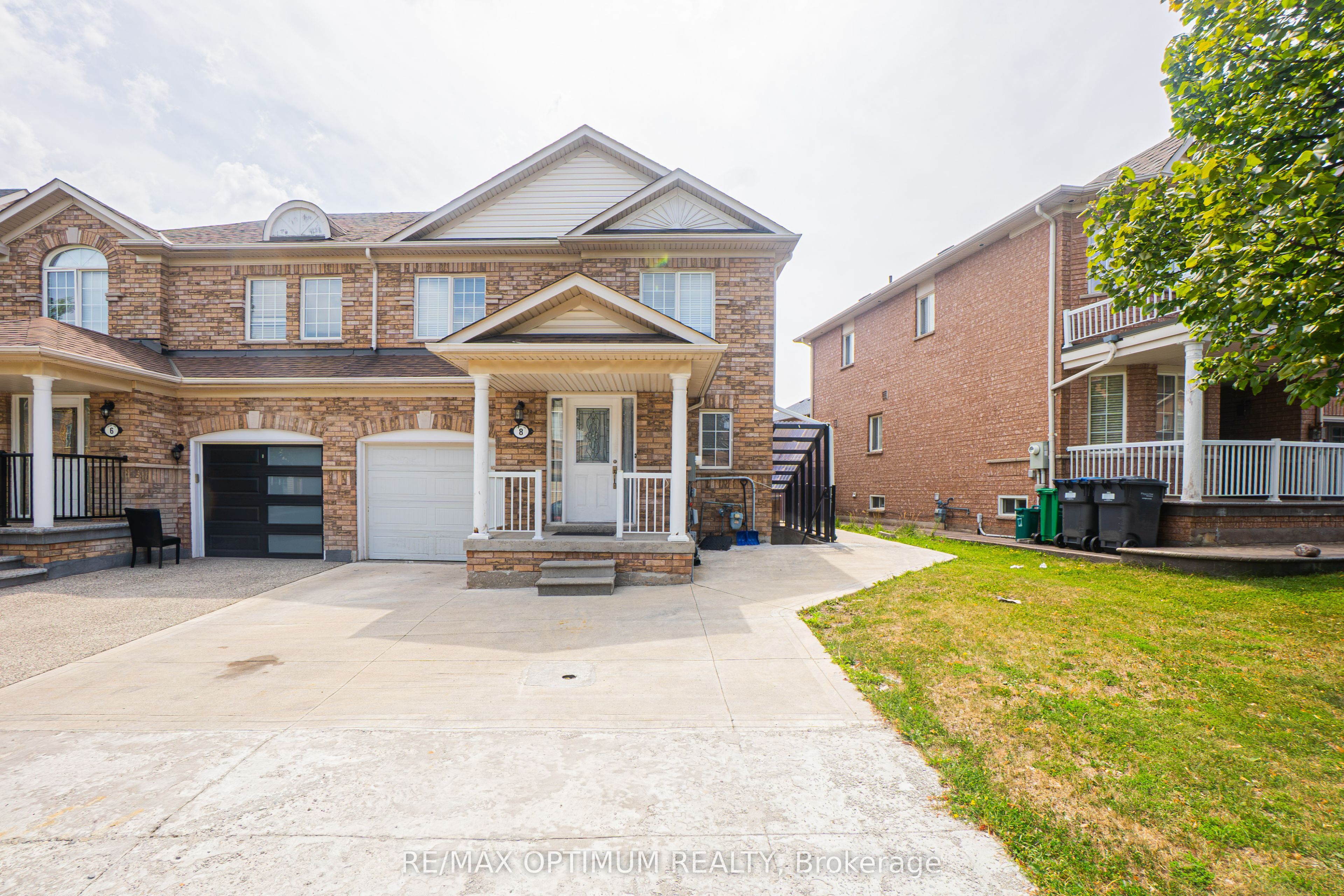 8 Topiary Lane, Brampton, ON L7A 2K6 photo 2