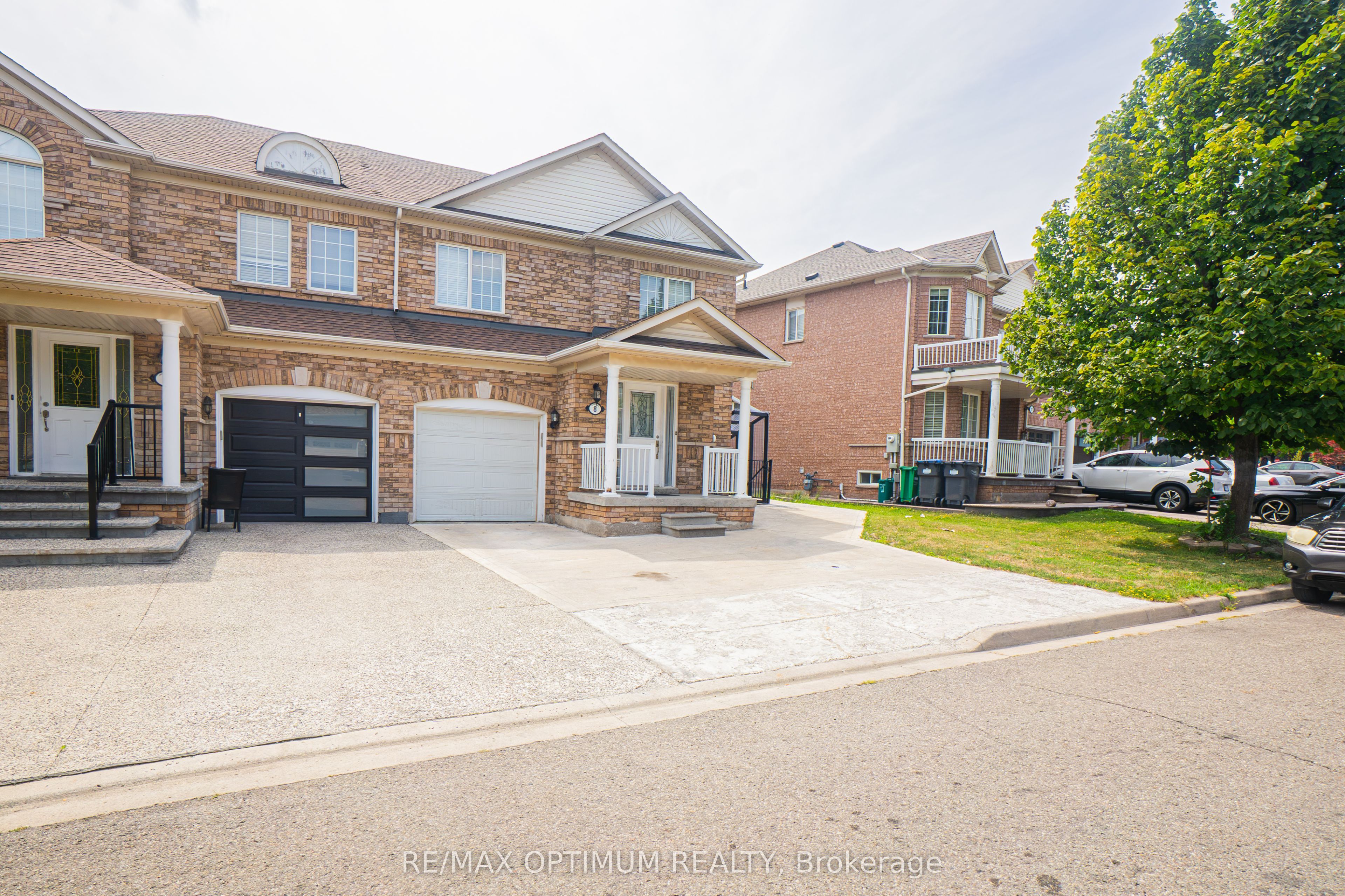 8 Topiary Lane, Brampton, ON L7A 2K6 photo 4