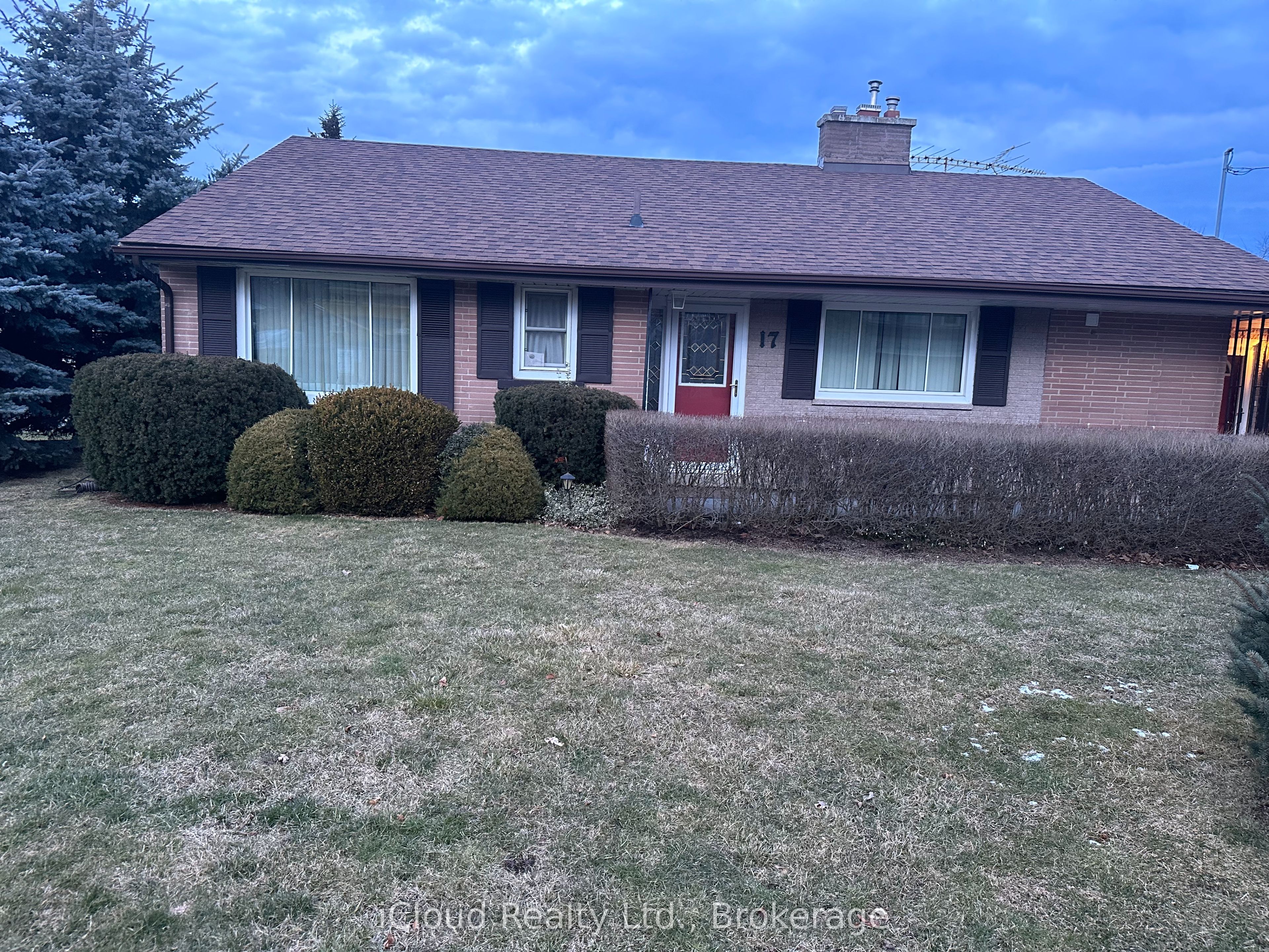 17 Sora Drive Main, Mississauga, ON L5M 1B3