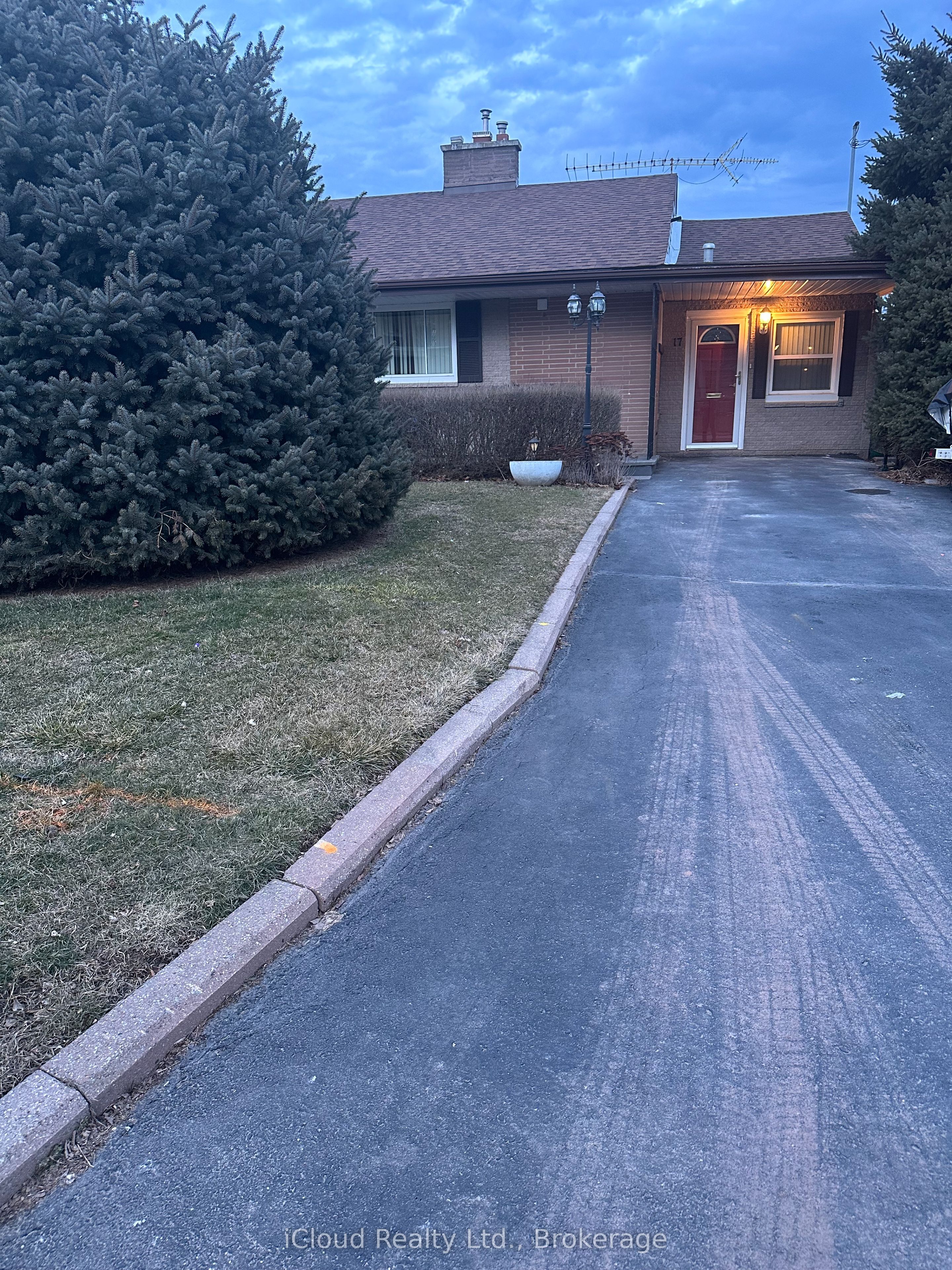 17 Sora Drive Main, Mississauga, ON L5M 1B3 photo 2