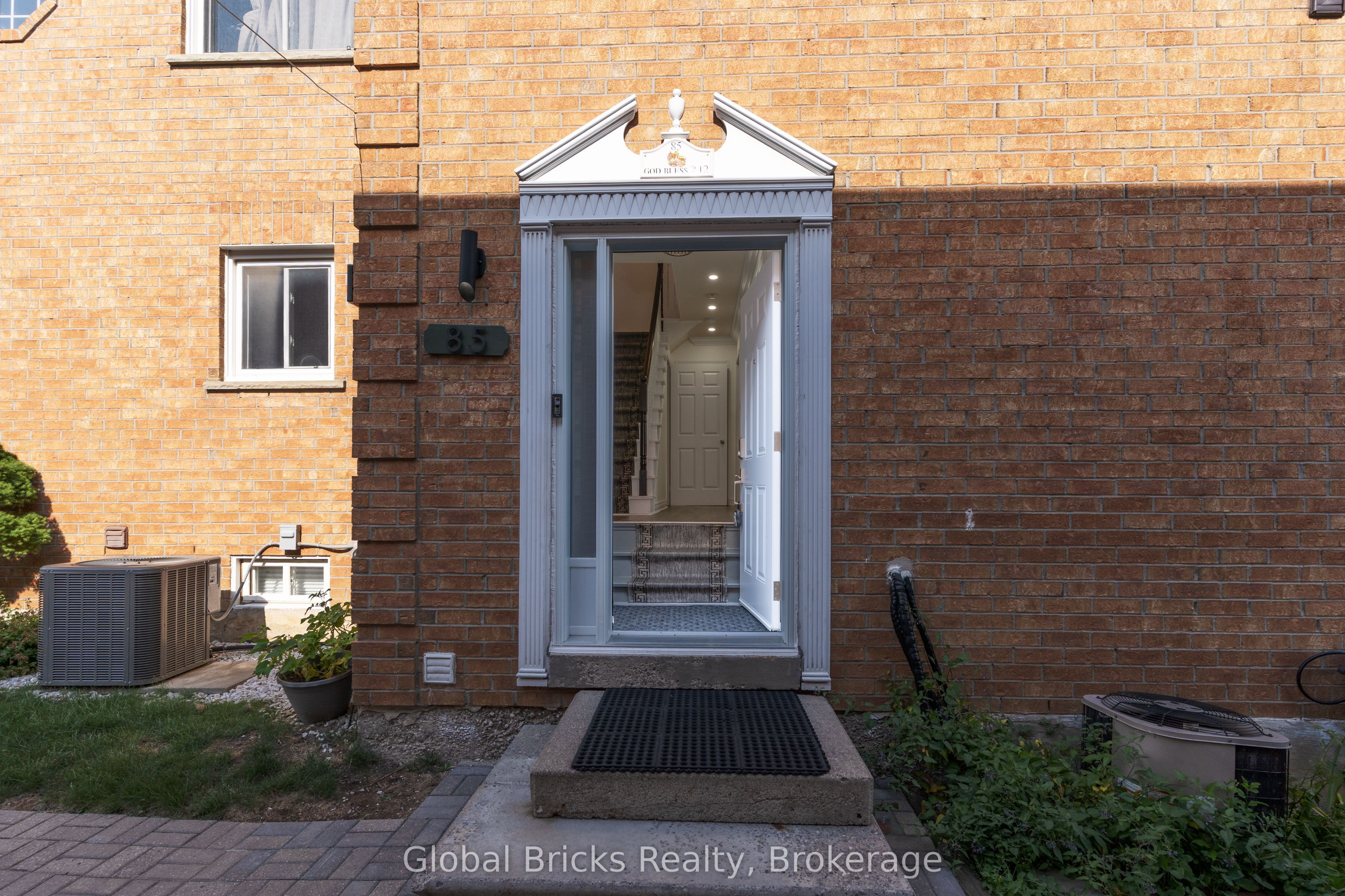 85 Millstone Drive, Brampton, ON L6Y 4P5 photo 2