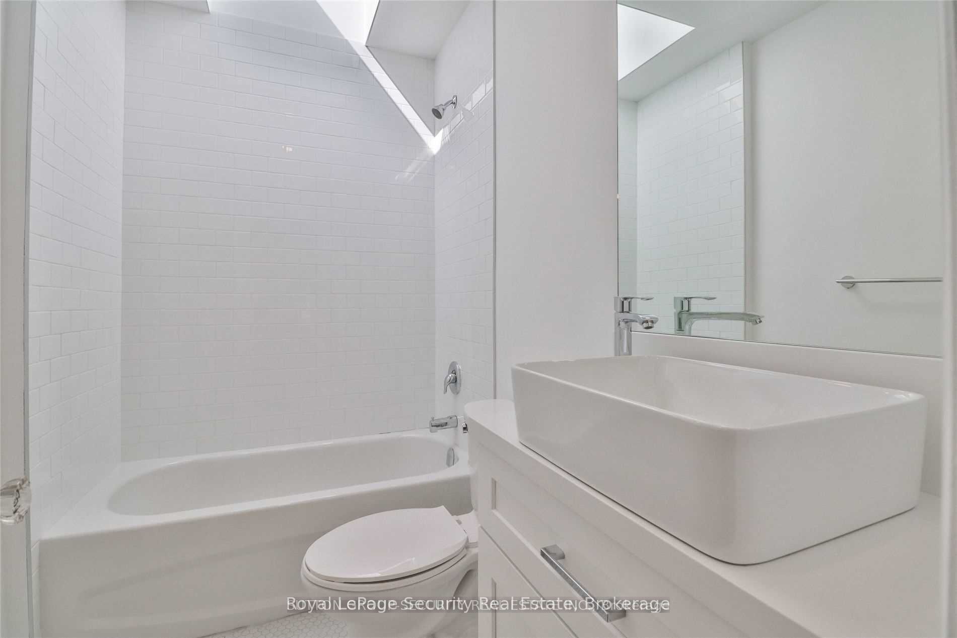 3317 Lake Shore Boulevard W 2, Toronto, ON M8W 1M8 photo 5