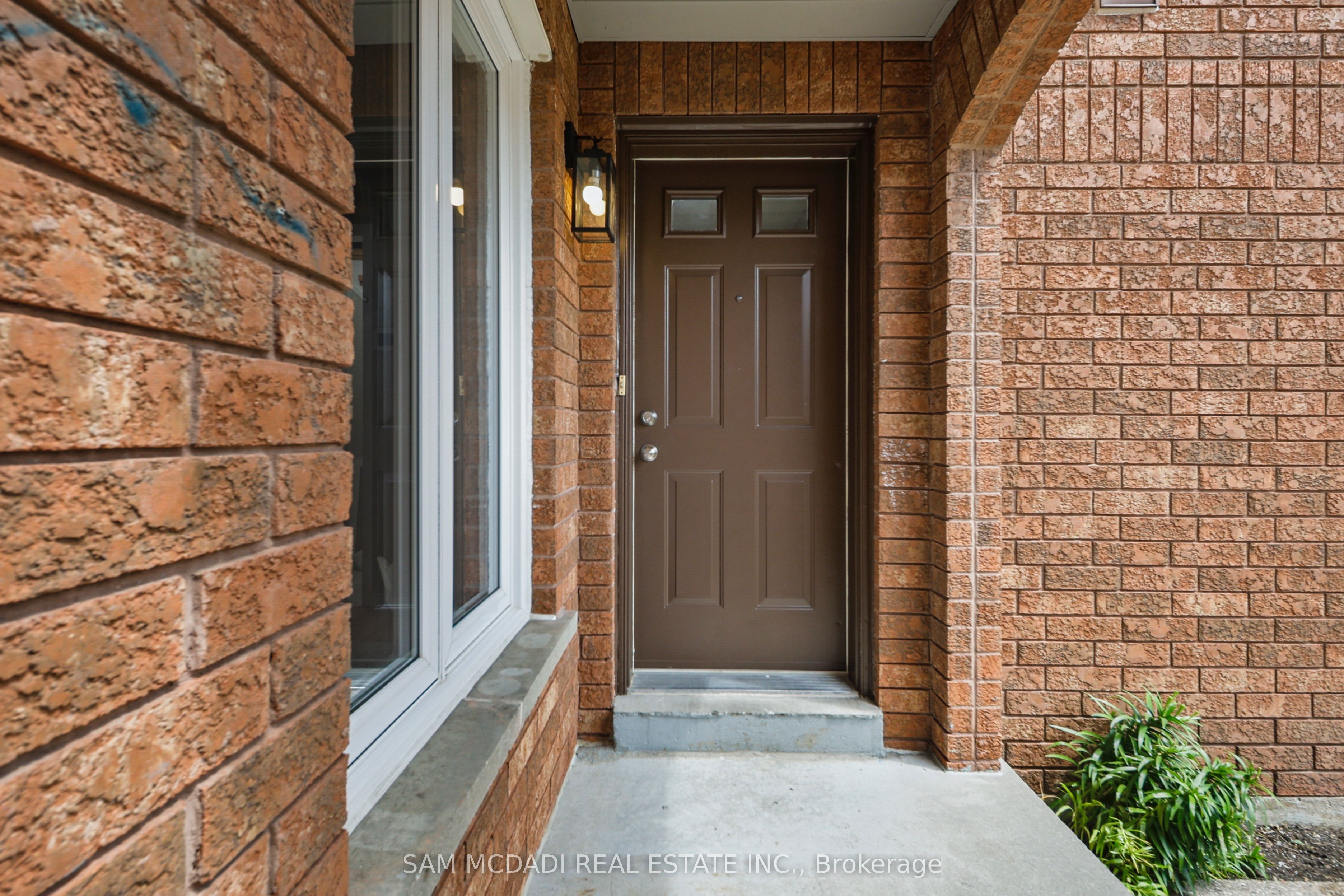 3847 Densbury Drive, Mississauga, ON L5N 6Z3 photo 2