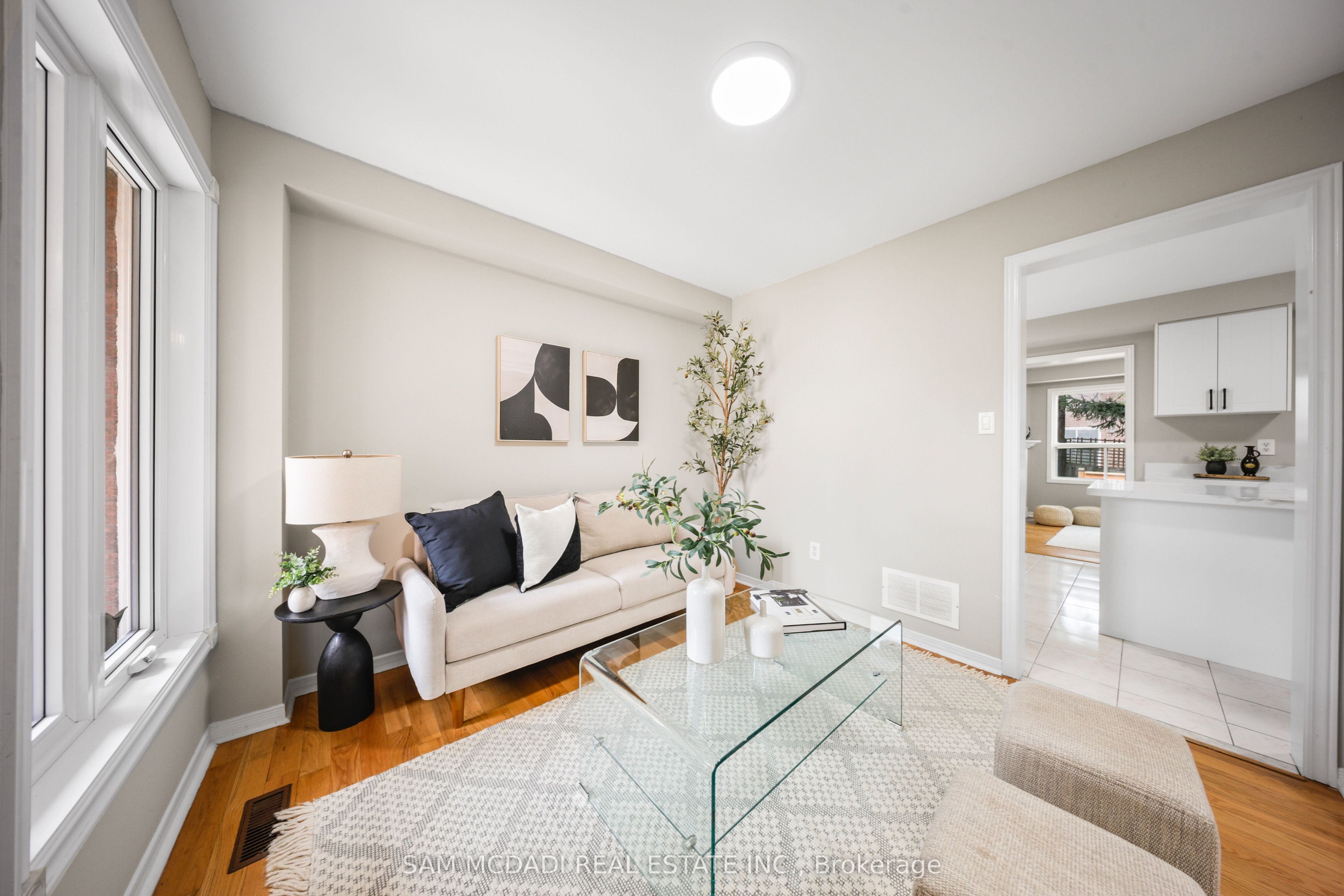 3847 Densbury Drive, Mississauga, ON L5N 6Z3 photo 4