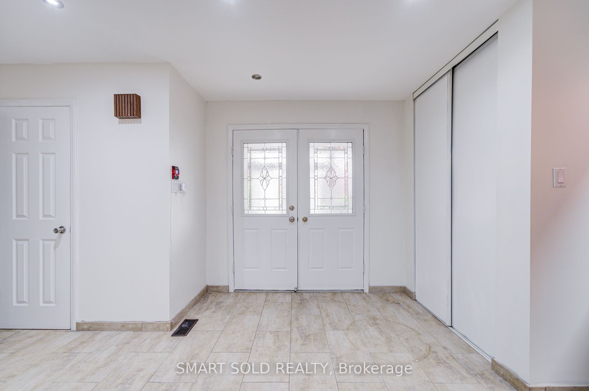 837 Queensbridge Drive, Mississauga, ON L5C 3K3 photo 4